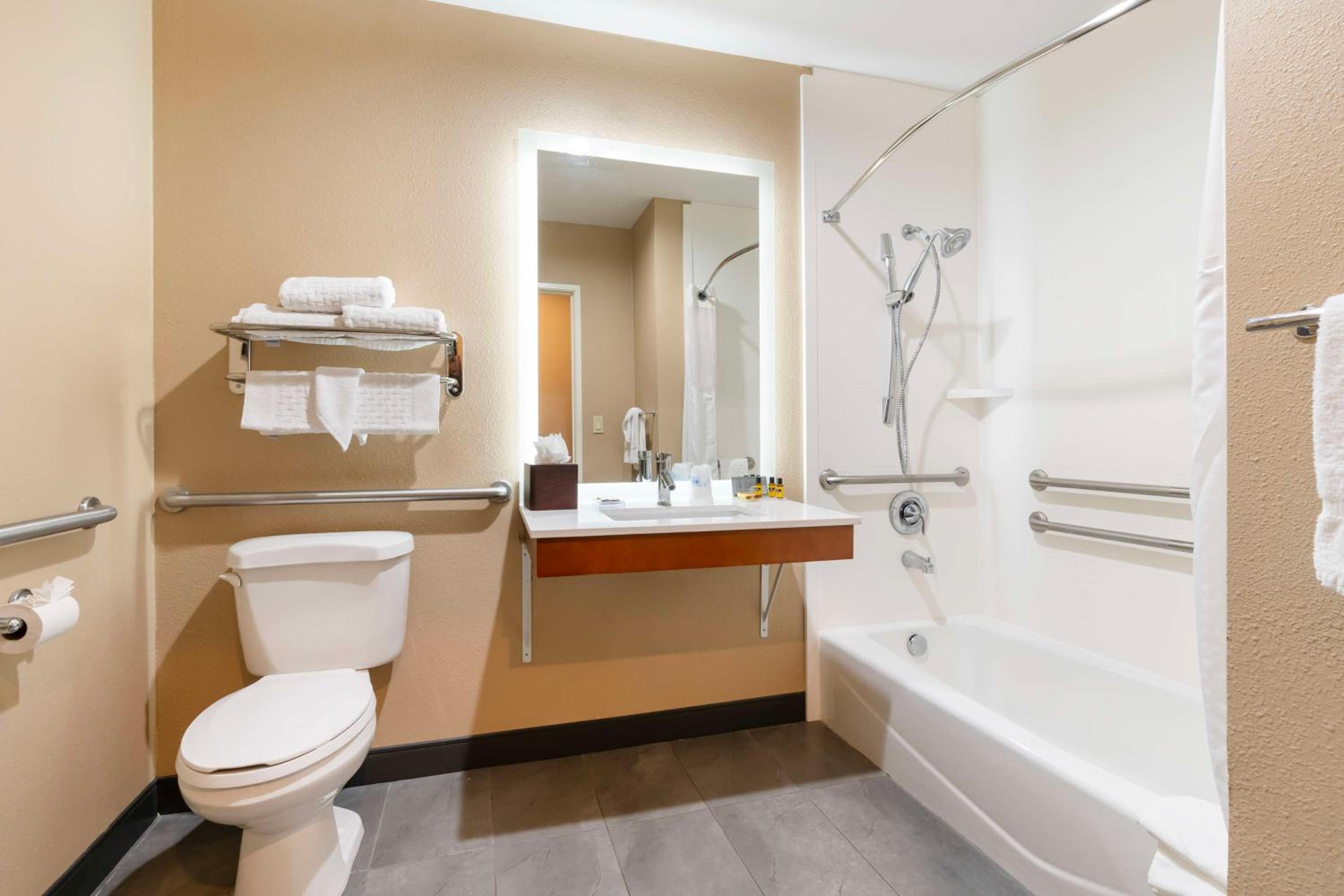 King Room with Mobility Accessible Roll-In Shower - Photo 4