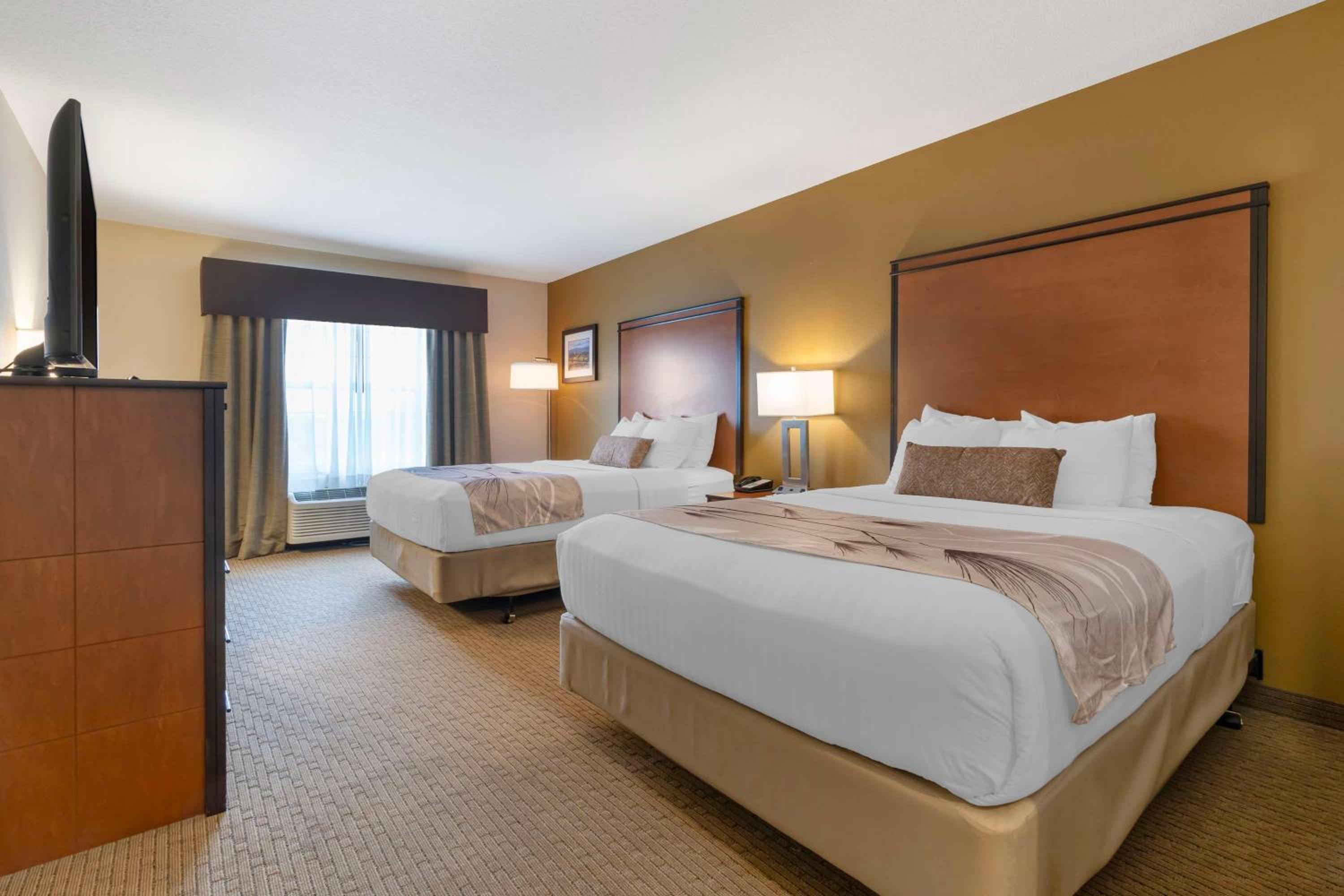Queen Room with Two Queen Beds - Photo 1