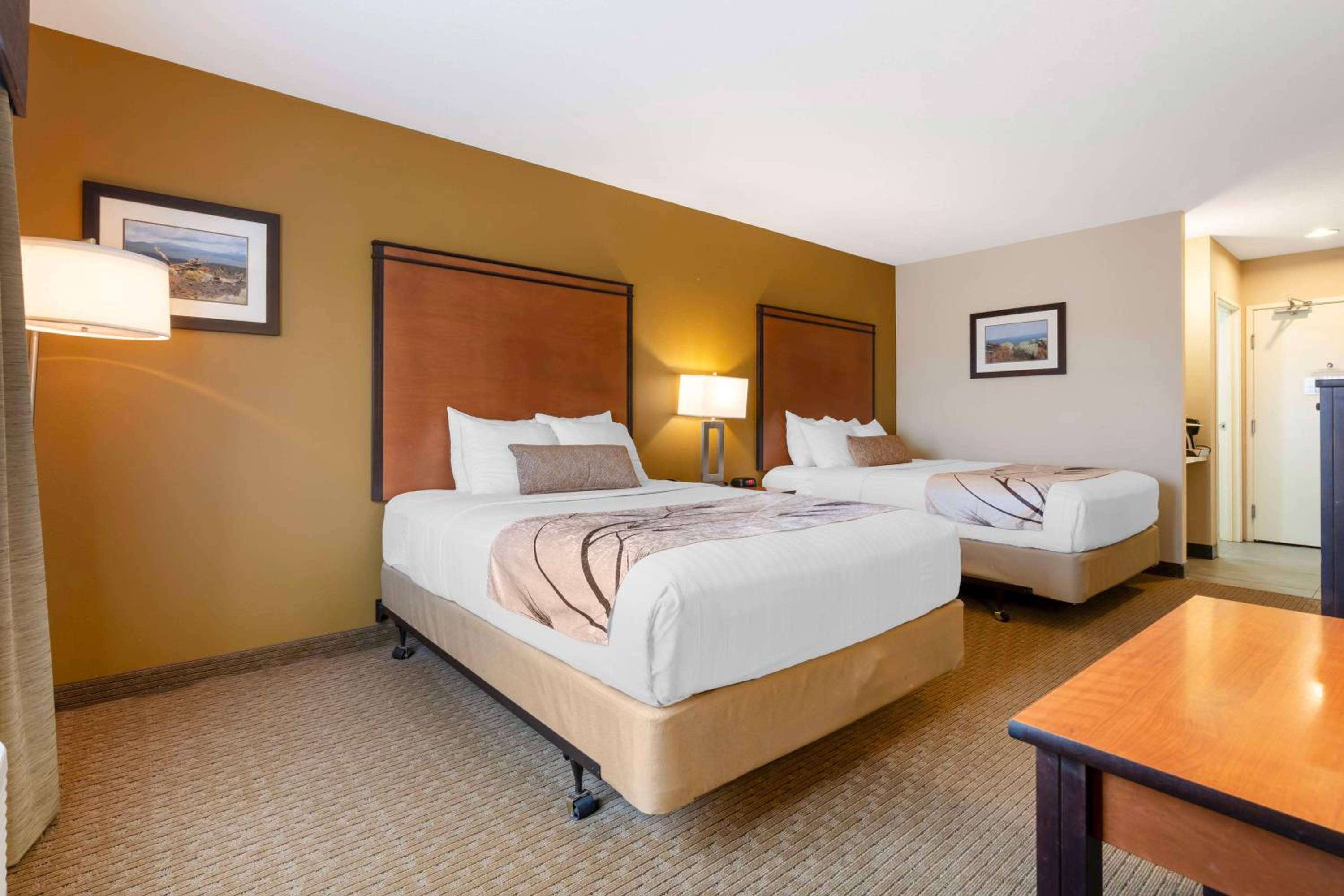 Queen Room with Two Queen Beds - Photo 3
