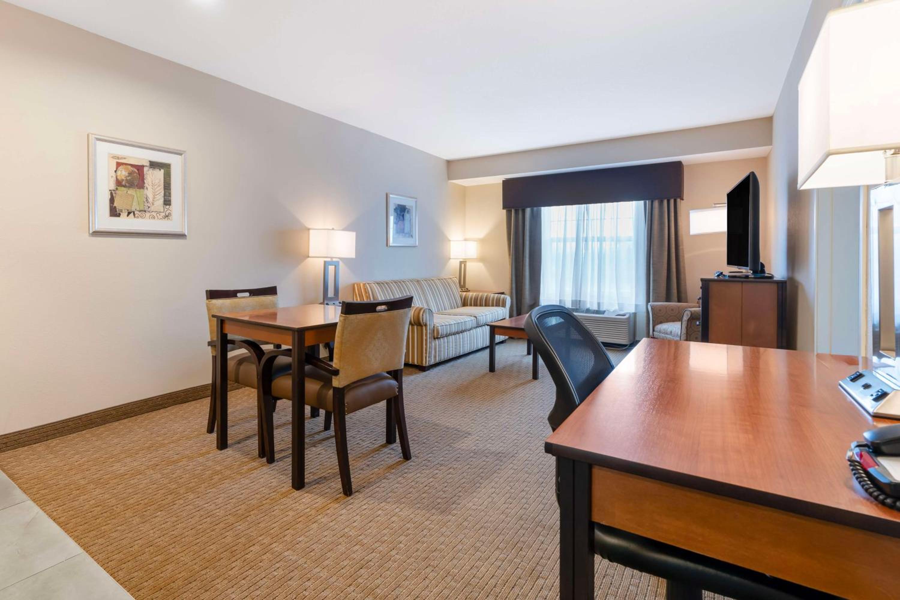 One-Bedroom King Suite - Photo 5
