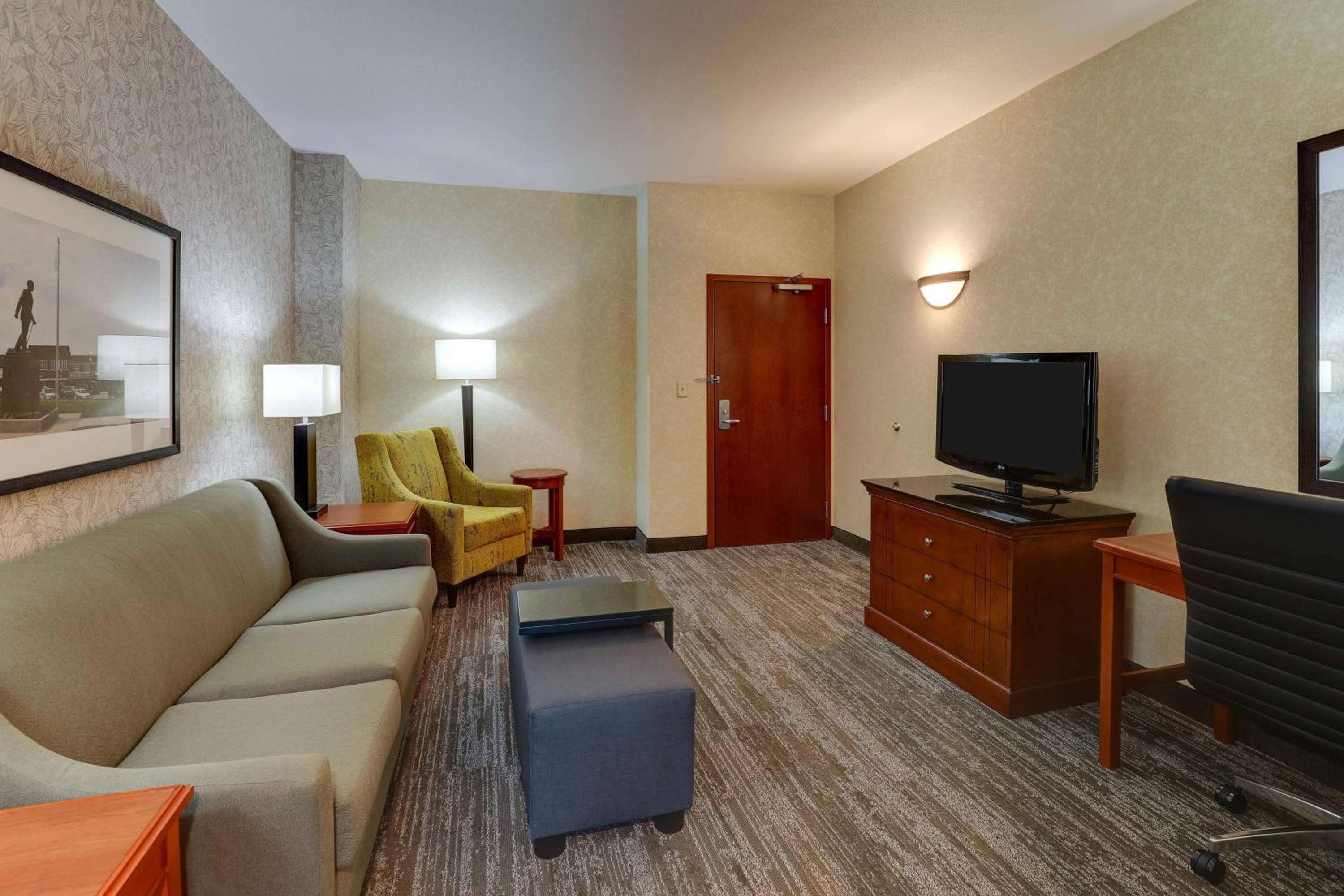 Queen Suite - High Floor photo 3