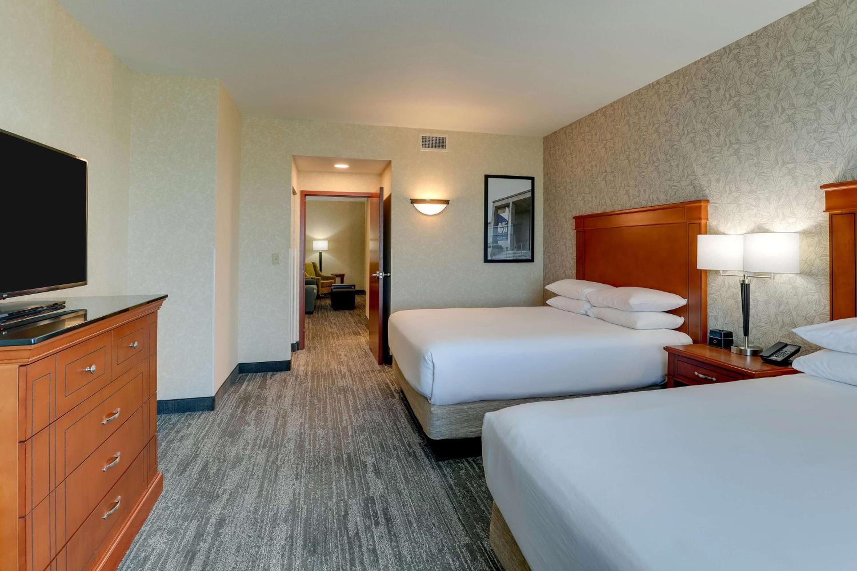 Queen Suite with Two Queen Beds photo 2