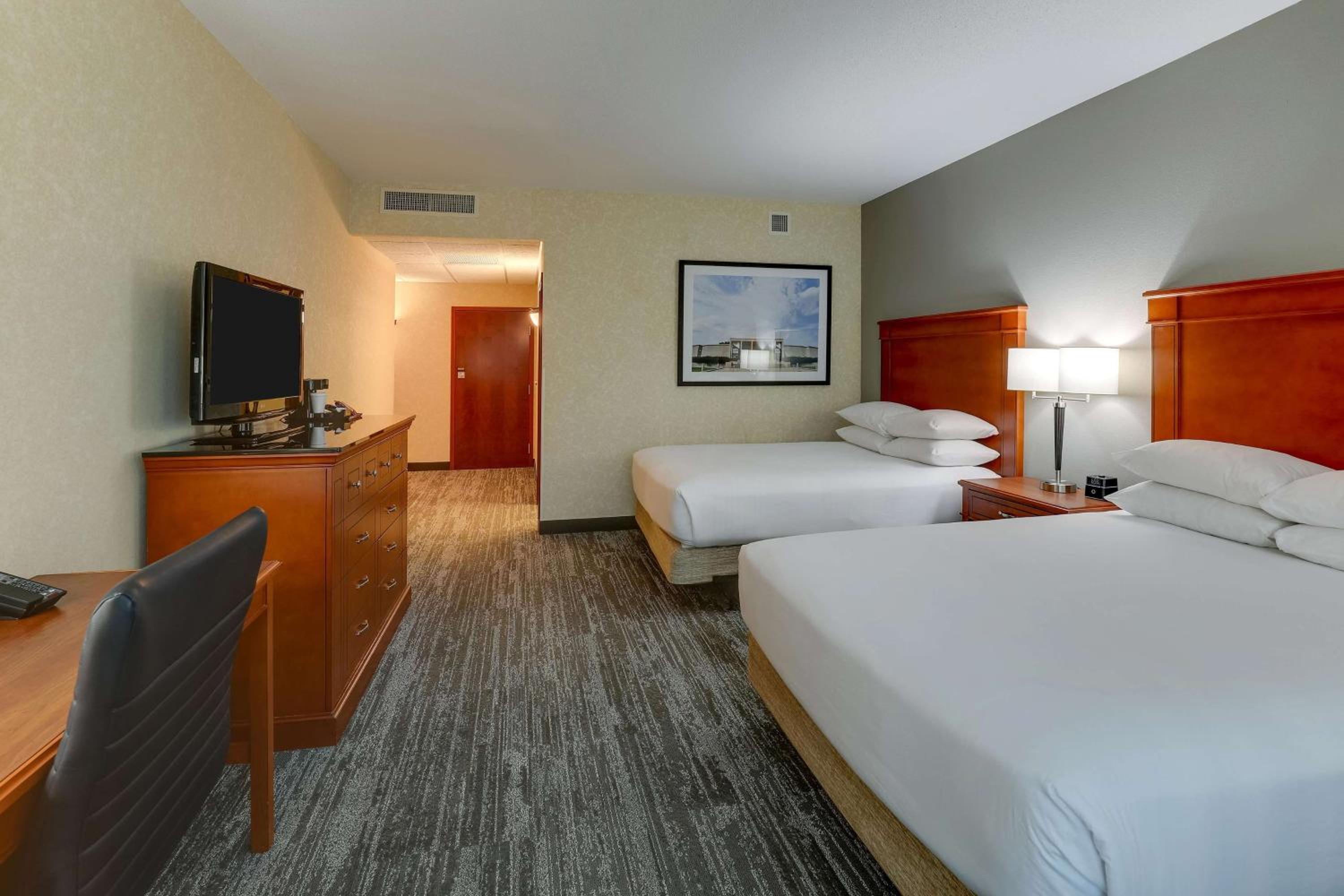 Deluxe Queen Room with Two Queen Beds - Accessible, Tub photo 2