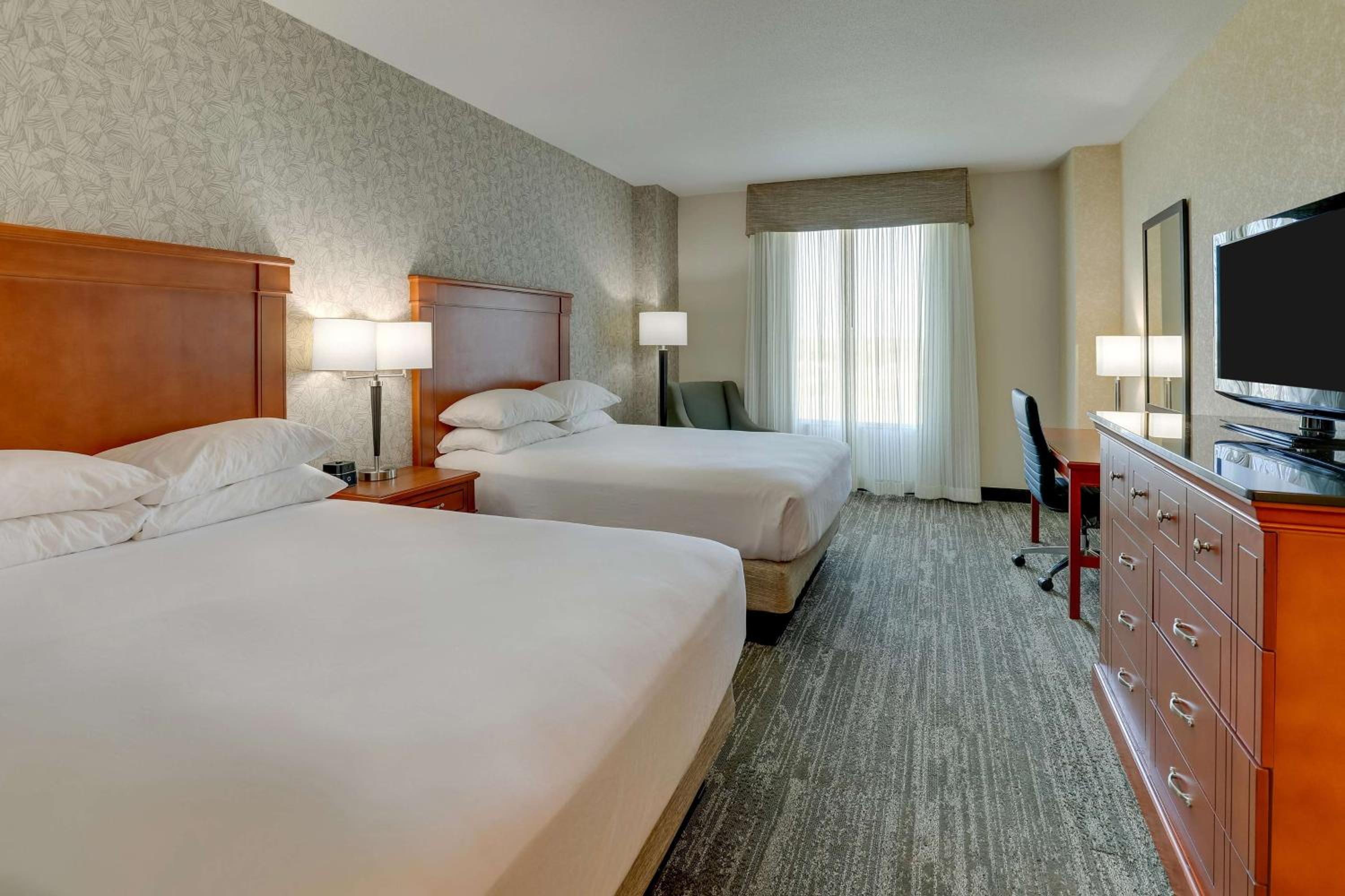 Deluxe Queen Room with Two Queen Beds - Accessible, Tub photo 3