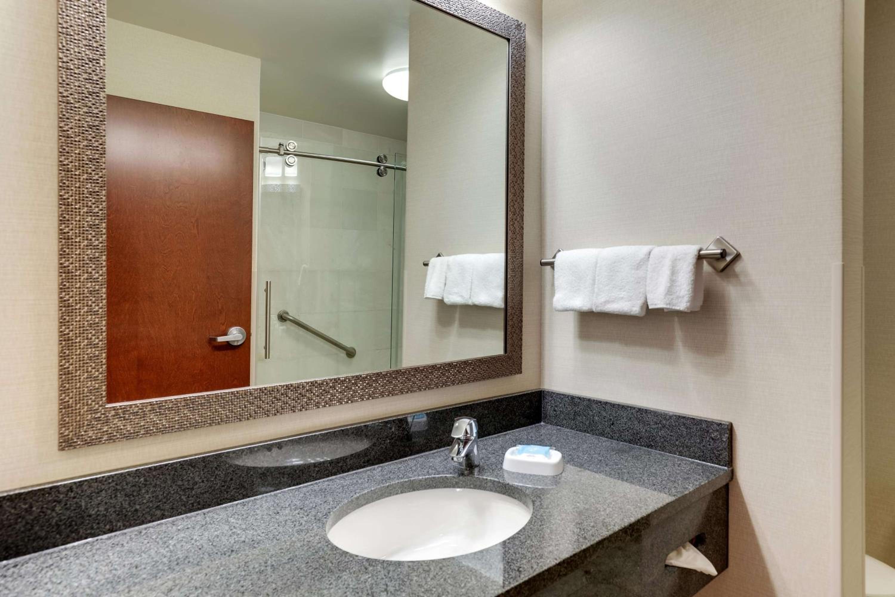 Deluxe King Room - High Floor photo 3