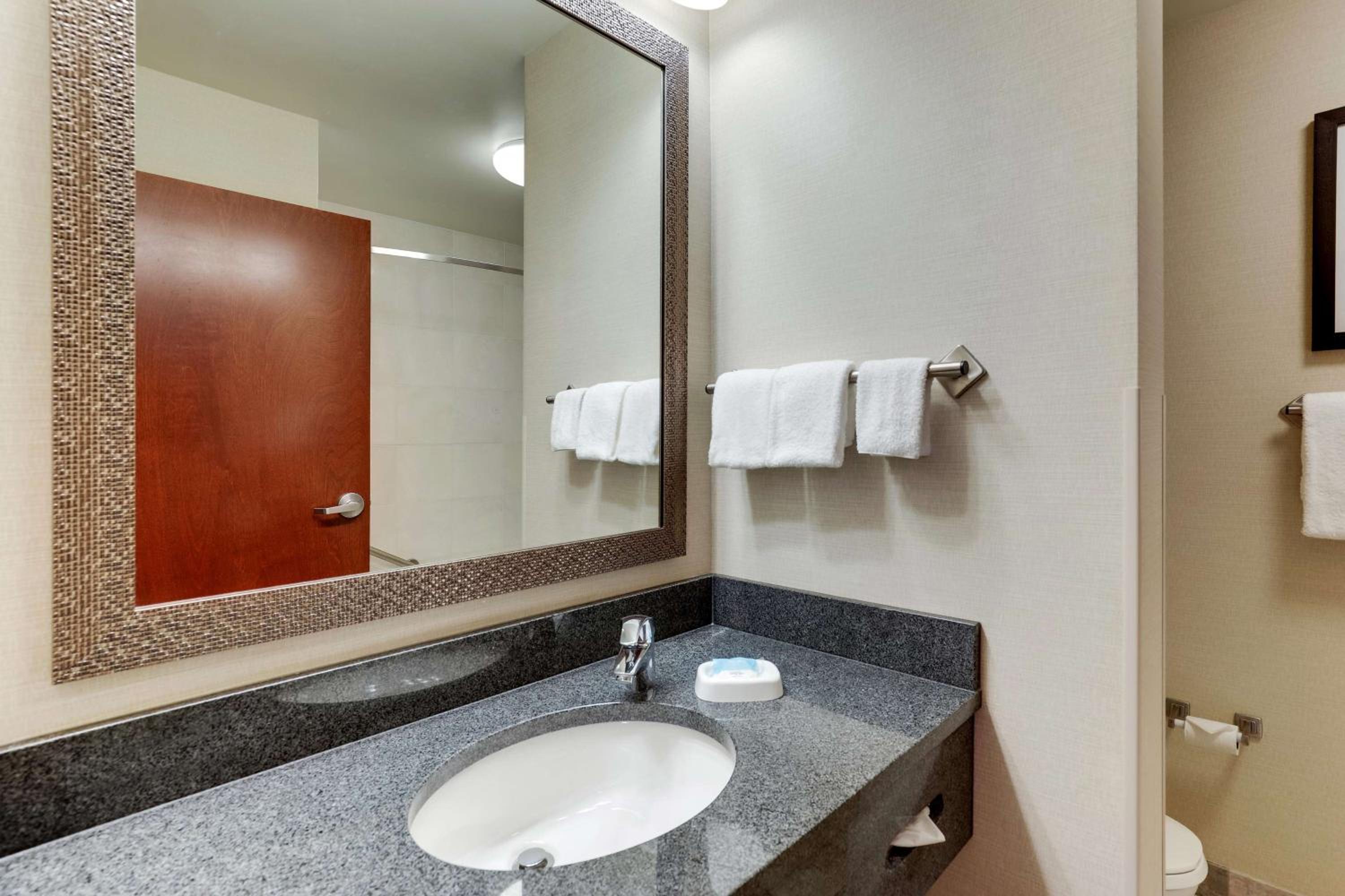 King Suite with Sofa Bed - High Floor photo 2