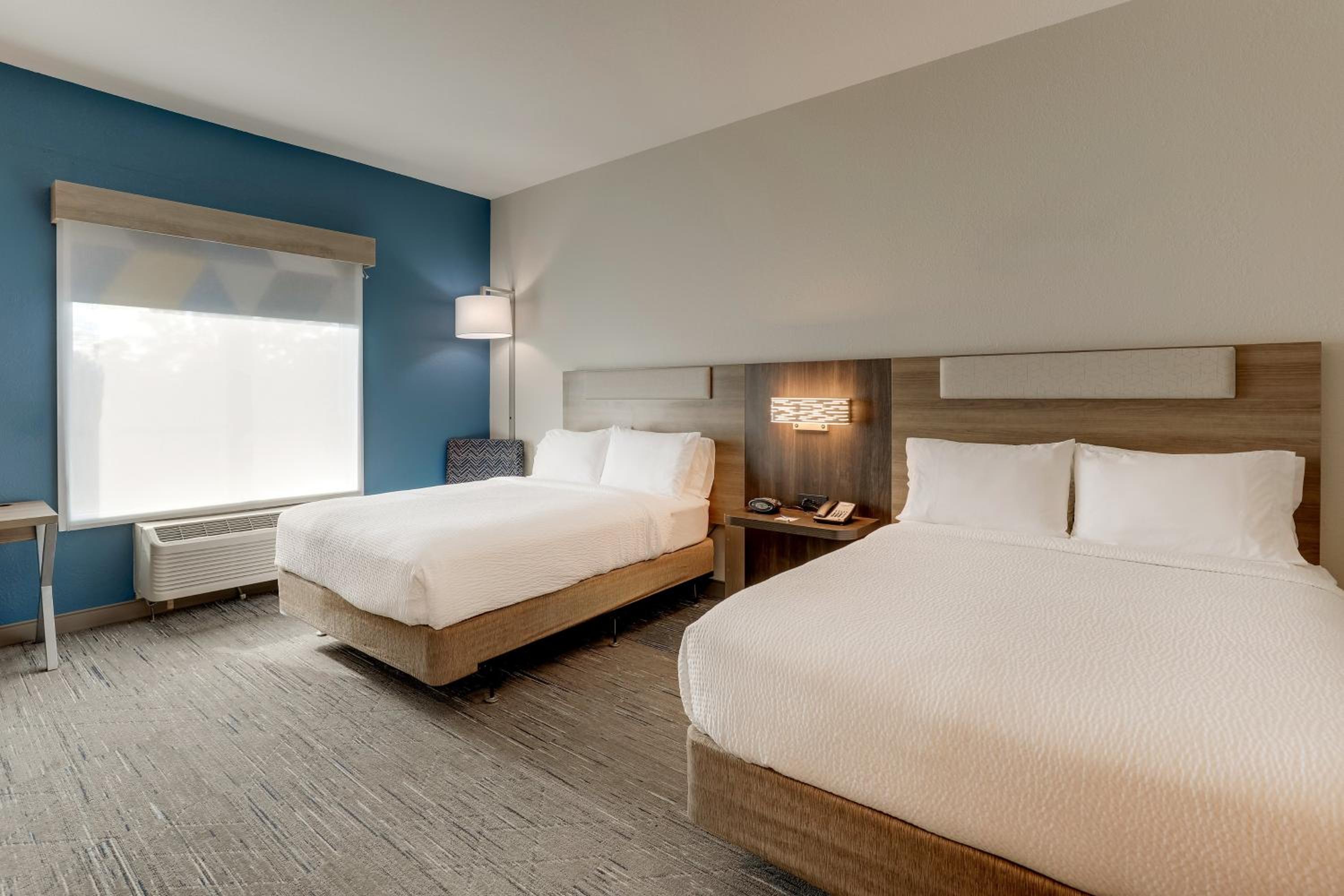 Standard Queen Room with Two Queen Beds - Photo 6