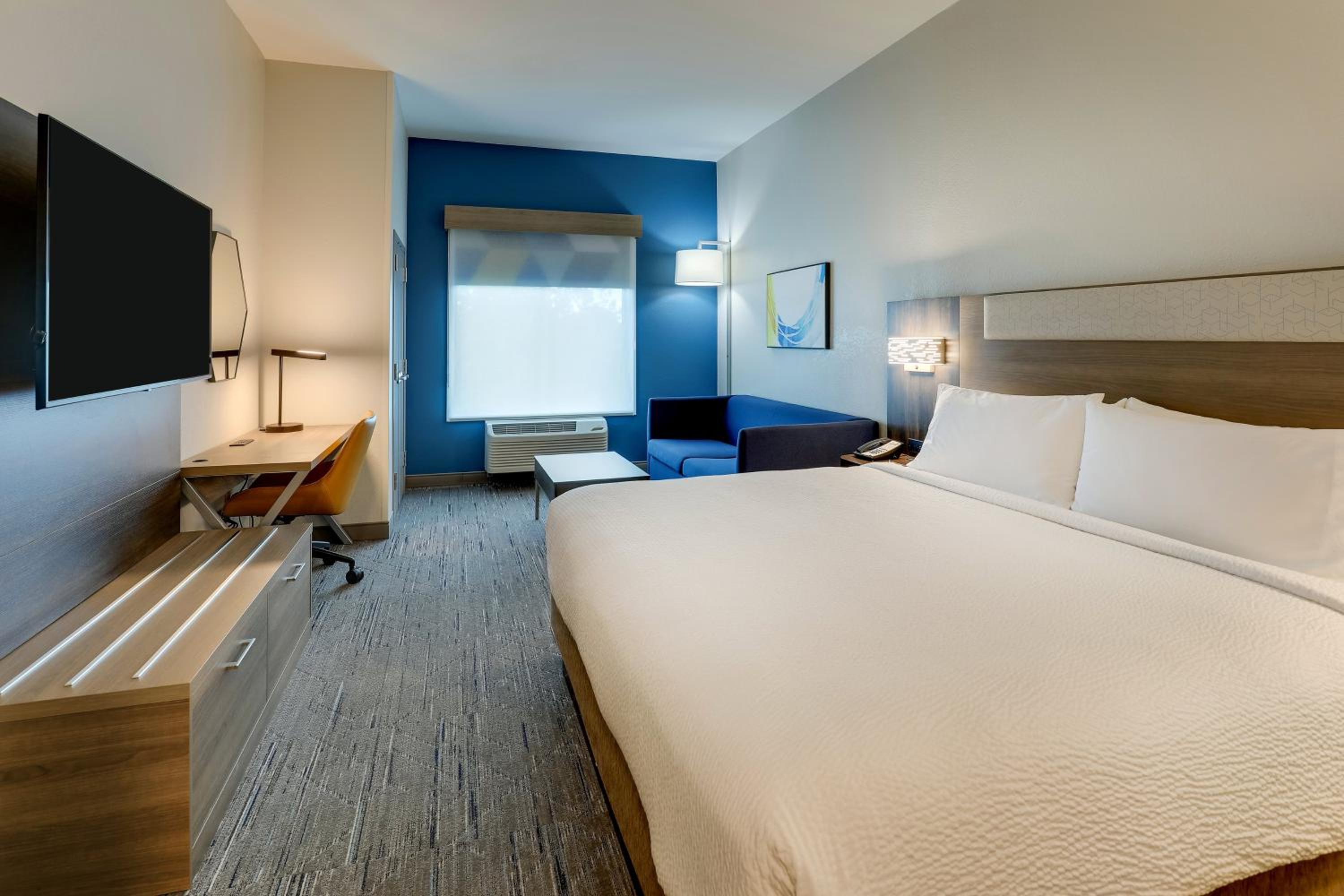 Standard King Room - Photo 11