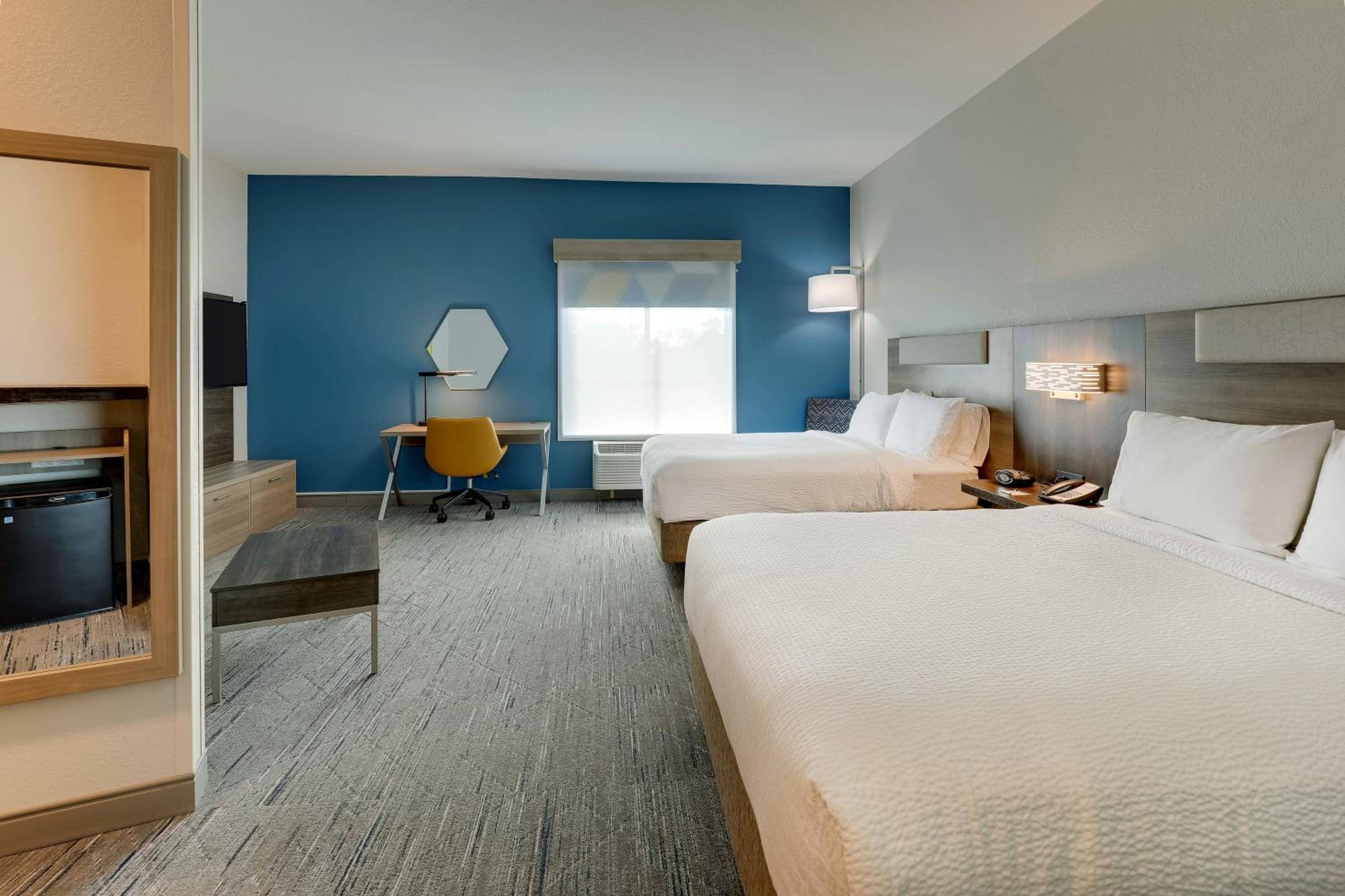 Standard Queen Room with Two Queen Beds - Photo 3