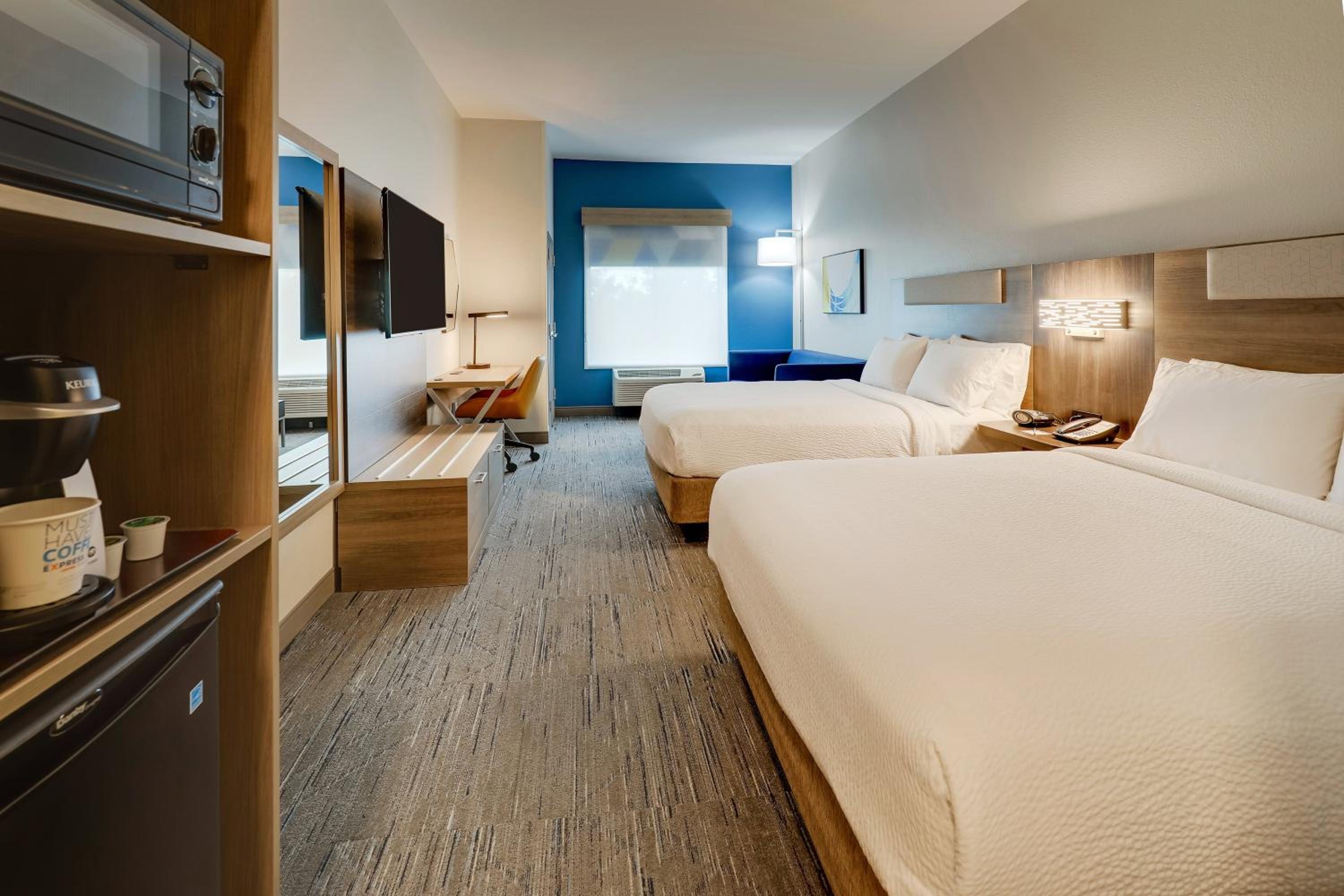 Standard Queen Room with Two Queen Beds - Photo 4