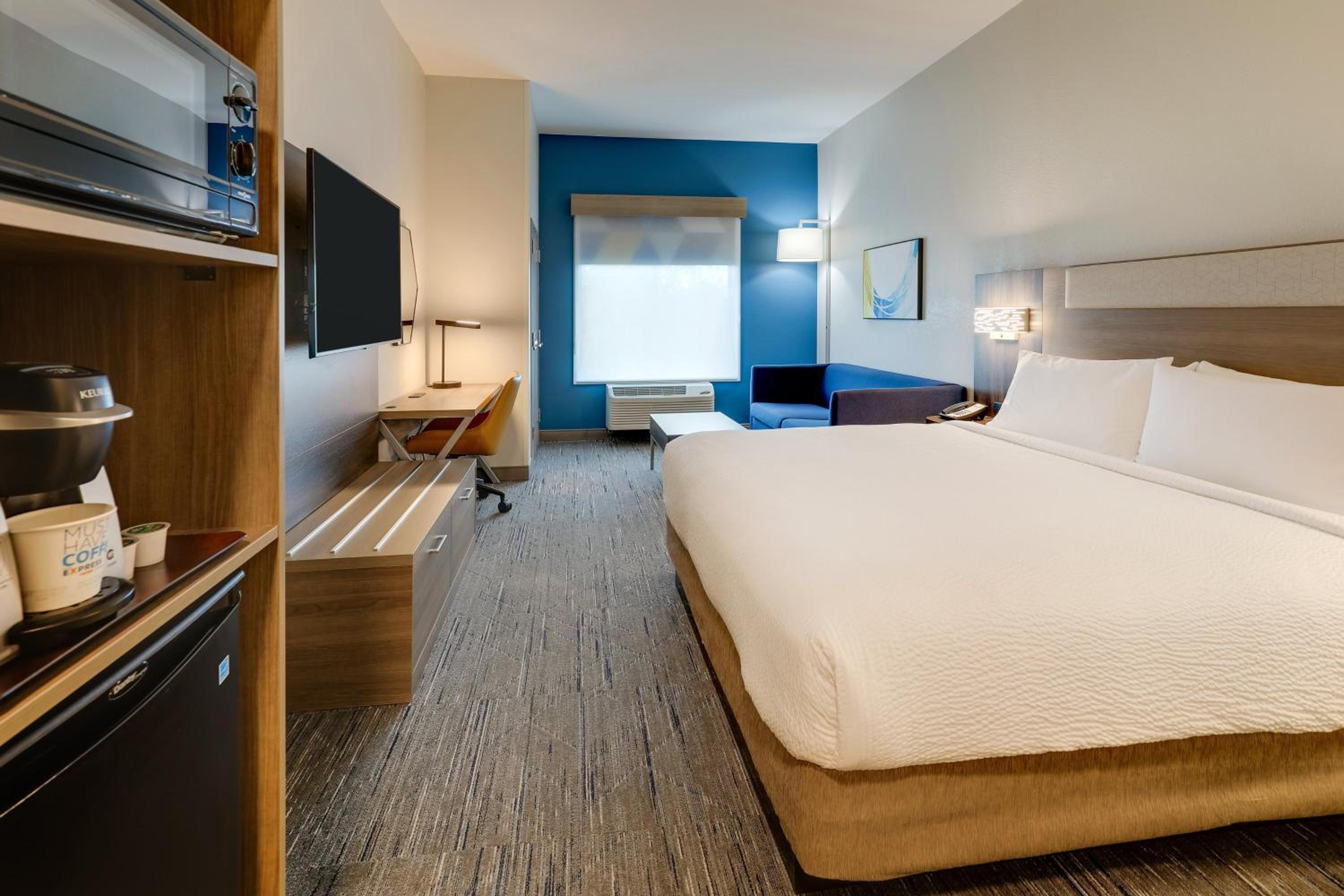 Standard King Room - Photo 9