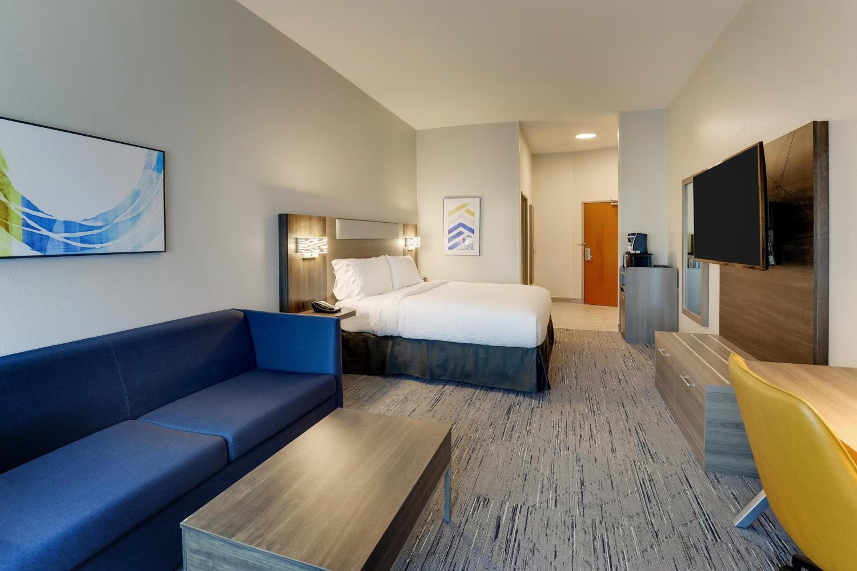 Standard King Room with Roll-In Shower - Communications Access - Photo 4