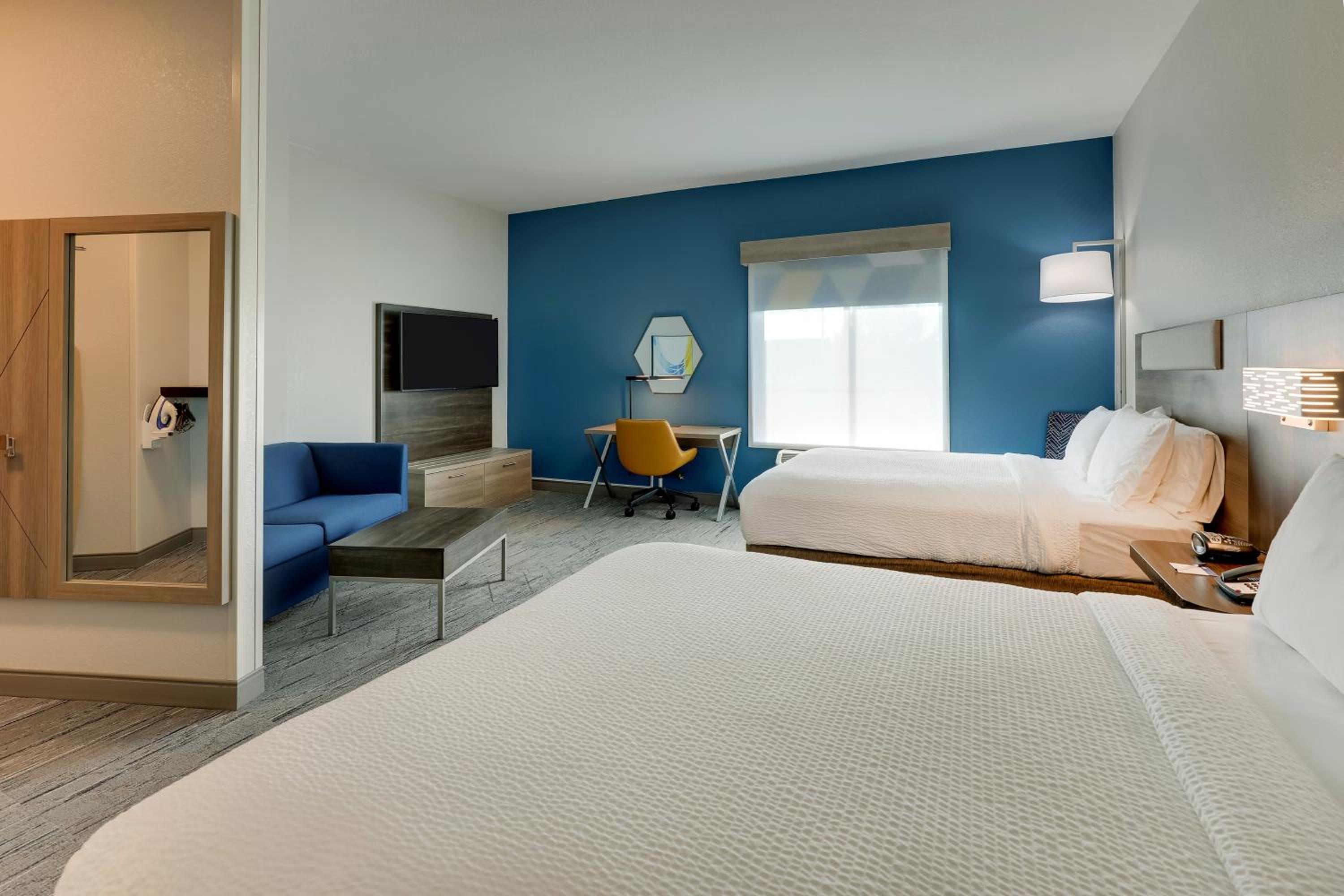 Standard Queen Room with Two Queen Beds - Photo 5