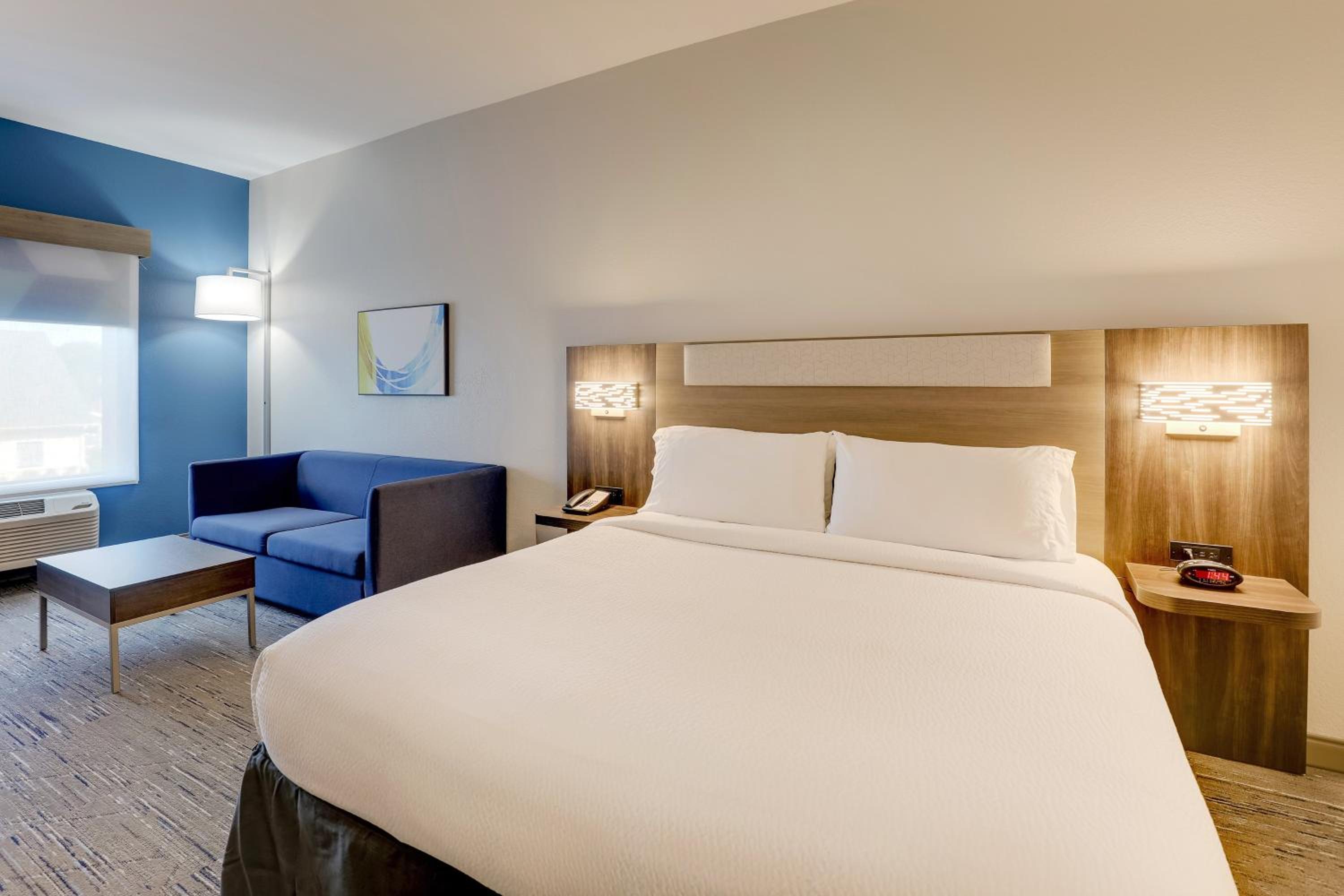 Standard King Room - Photo 10