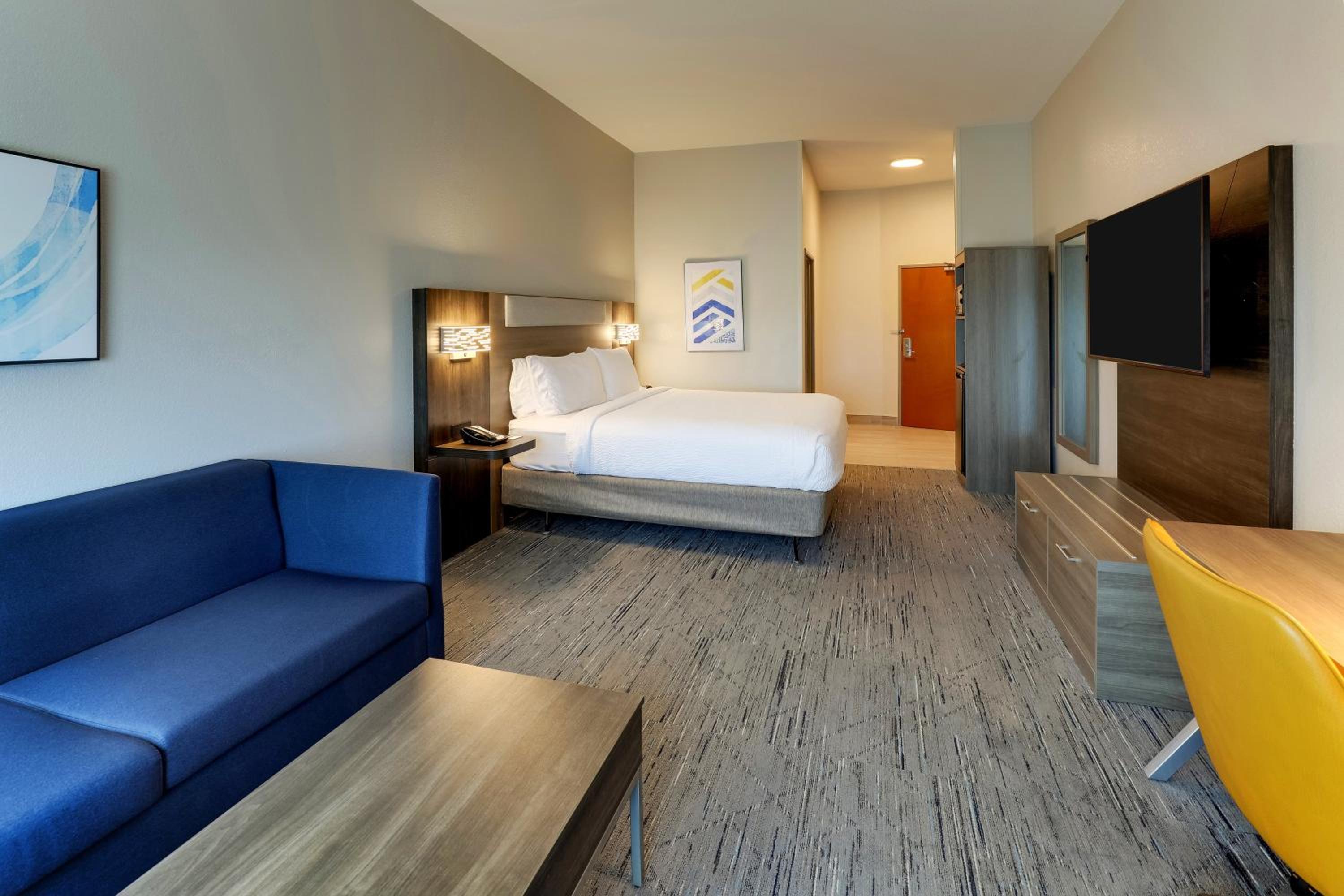 Standard King Room with Roll-In Shower - Communications Access - Photo 3