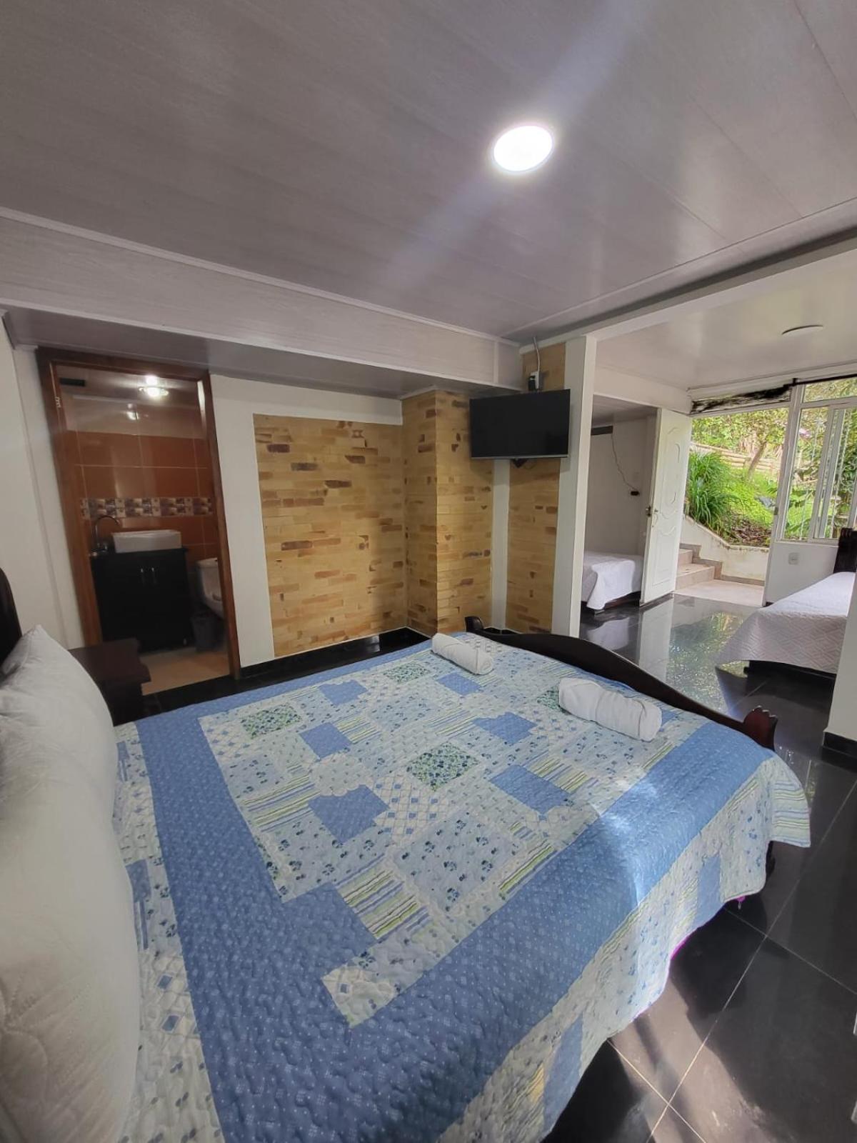 Family Room with Private Bathroom photo 3