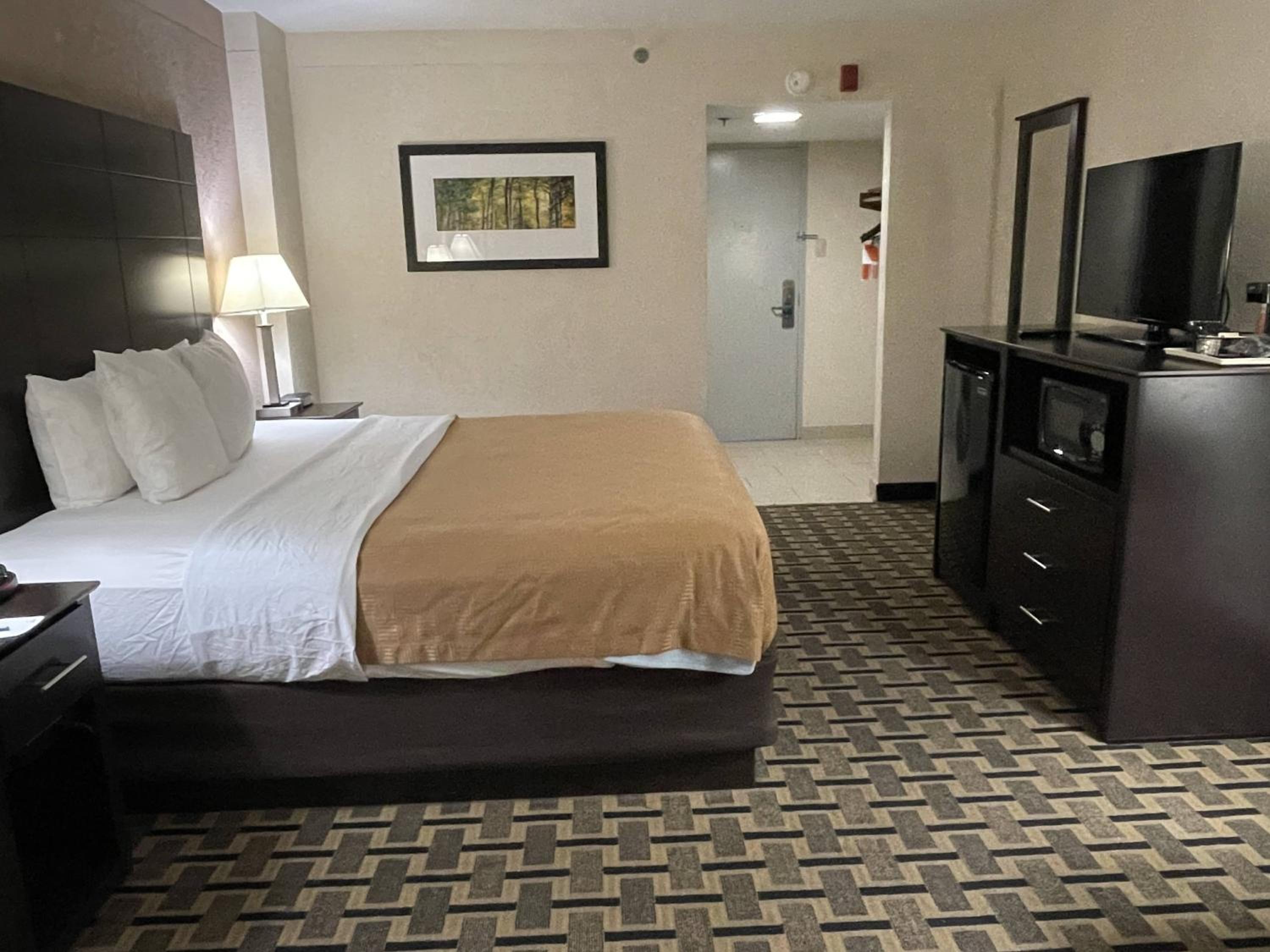 Deluxe King Room - Non-Smoking - Photo 3