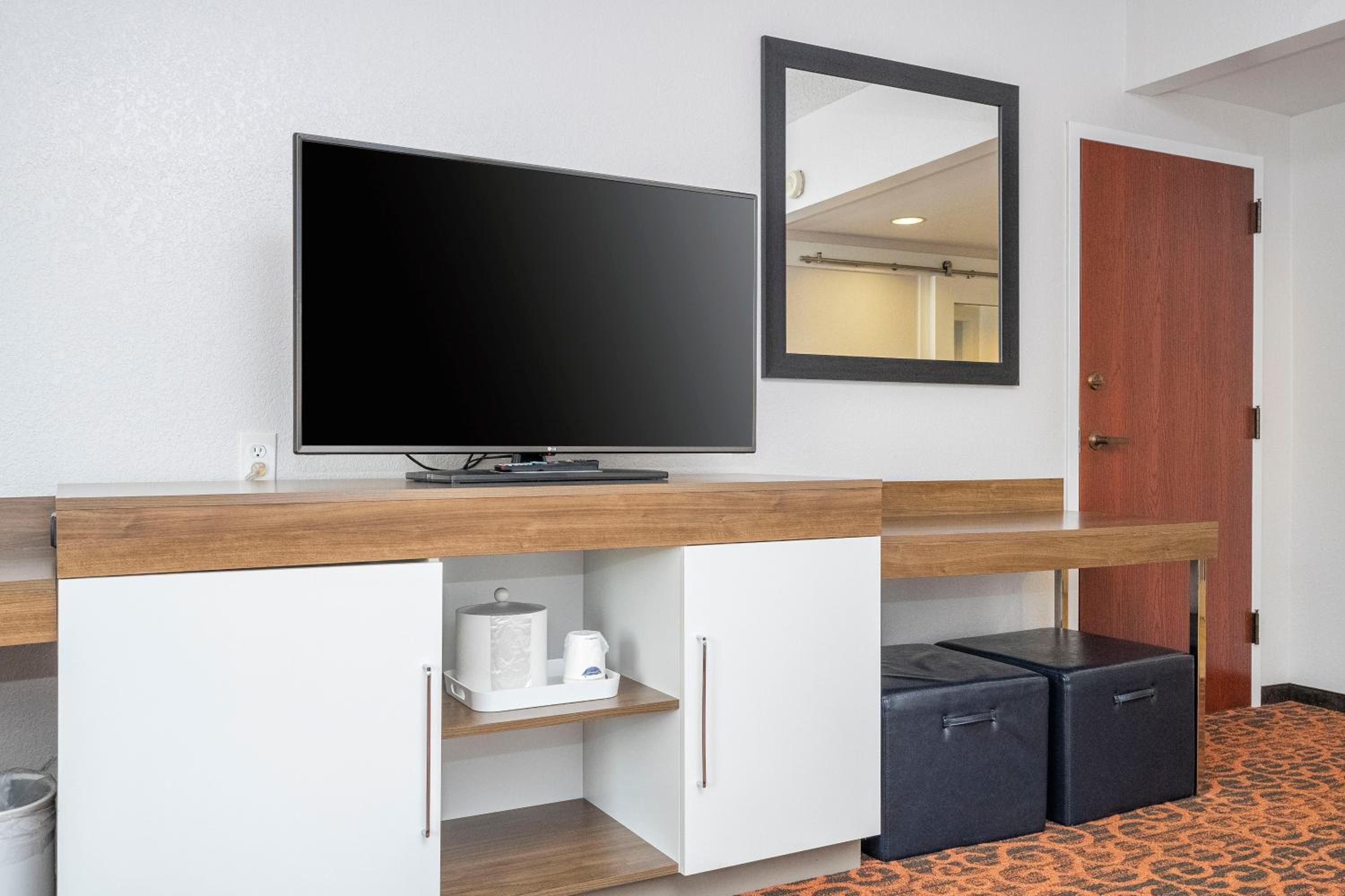 King Room with Sofa Bed and Study - Non-Smoking - Photo 5