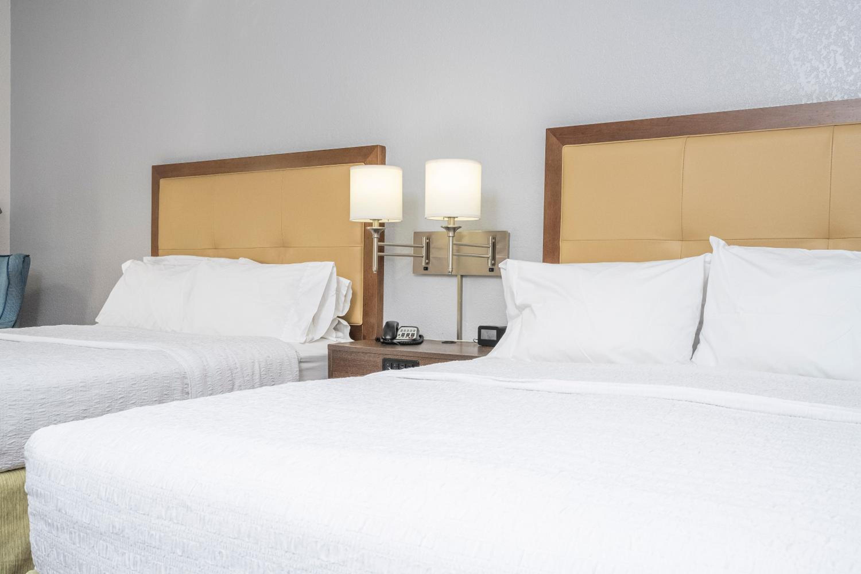 Room with Two Queen Beds - Non-Smoking - Photo 9