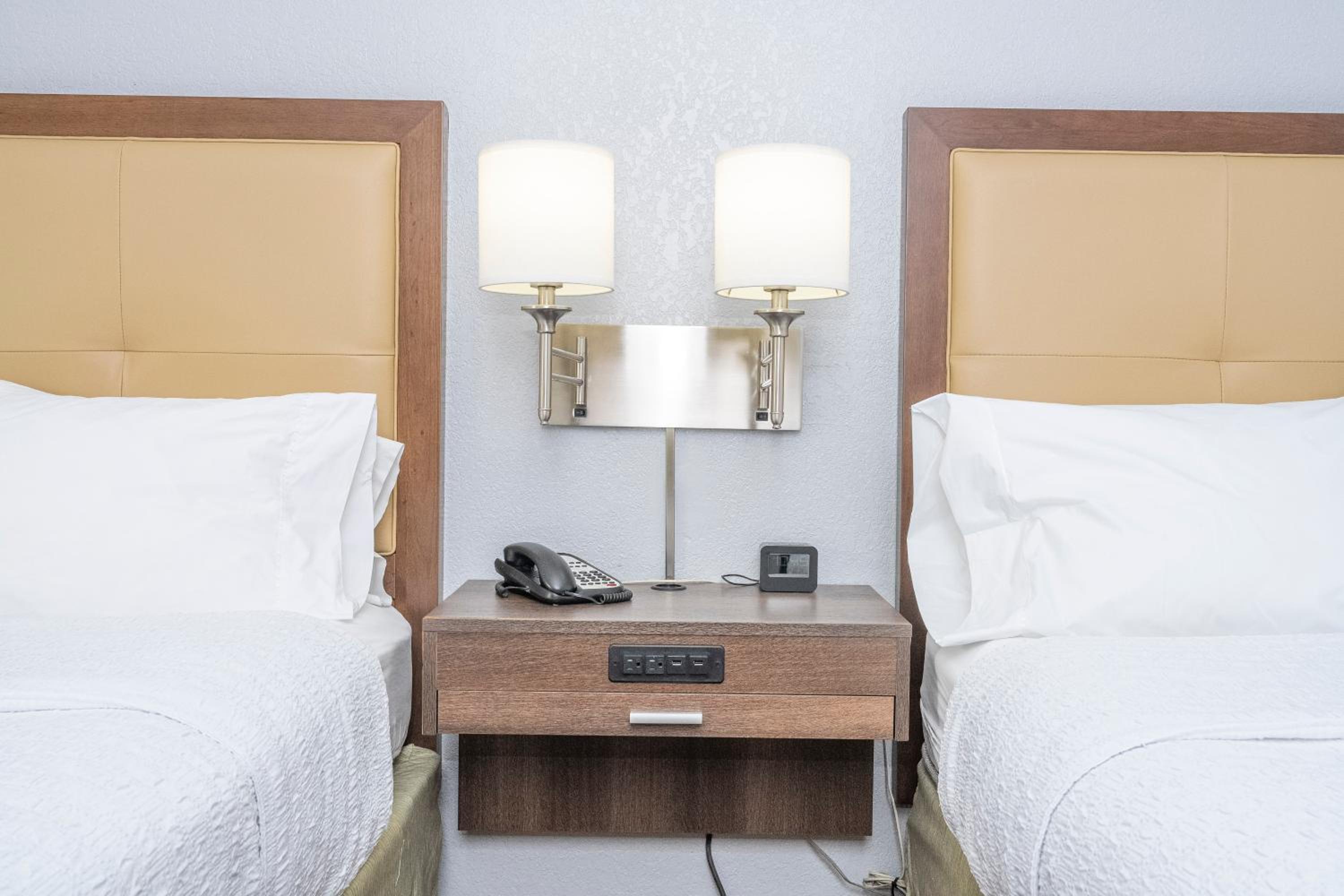 Room with Two Queen Beds - Non-Smoking - Photo 10