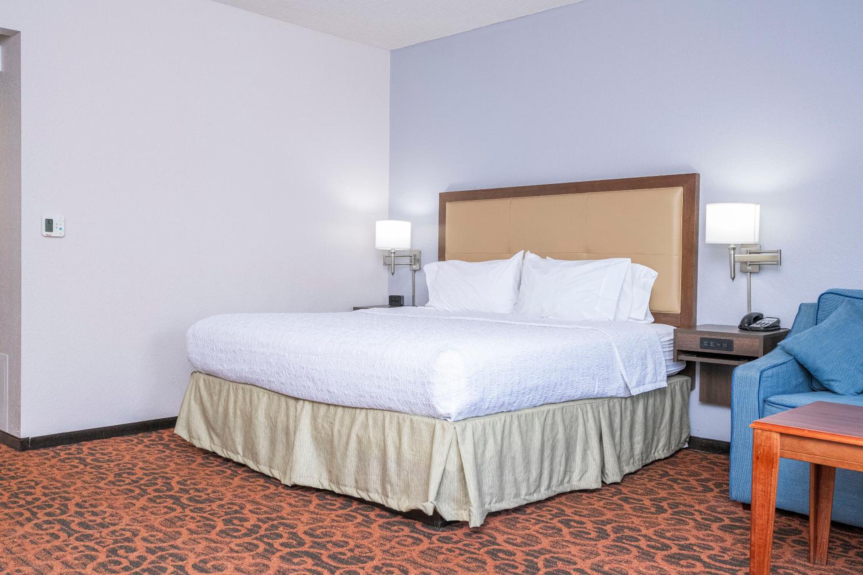 King Room with Accessible Tub - Mobility and Hearing Access/Non-Smoking - Photo 4