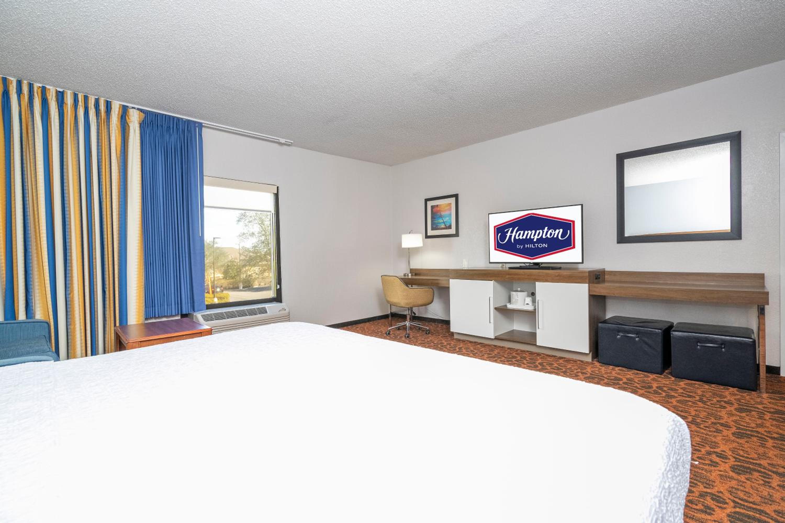 King Room with Accessible Tub - Mobility and Hearing Access/Non-Smoking - Photo 3
