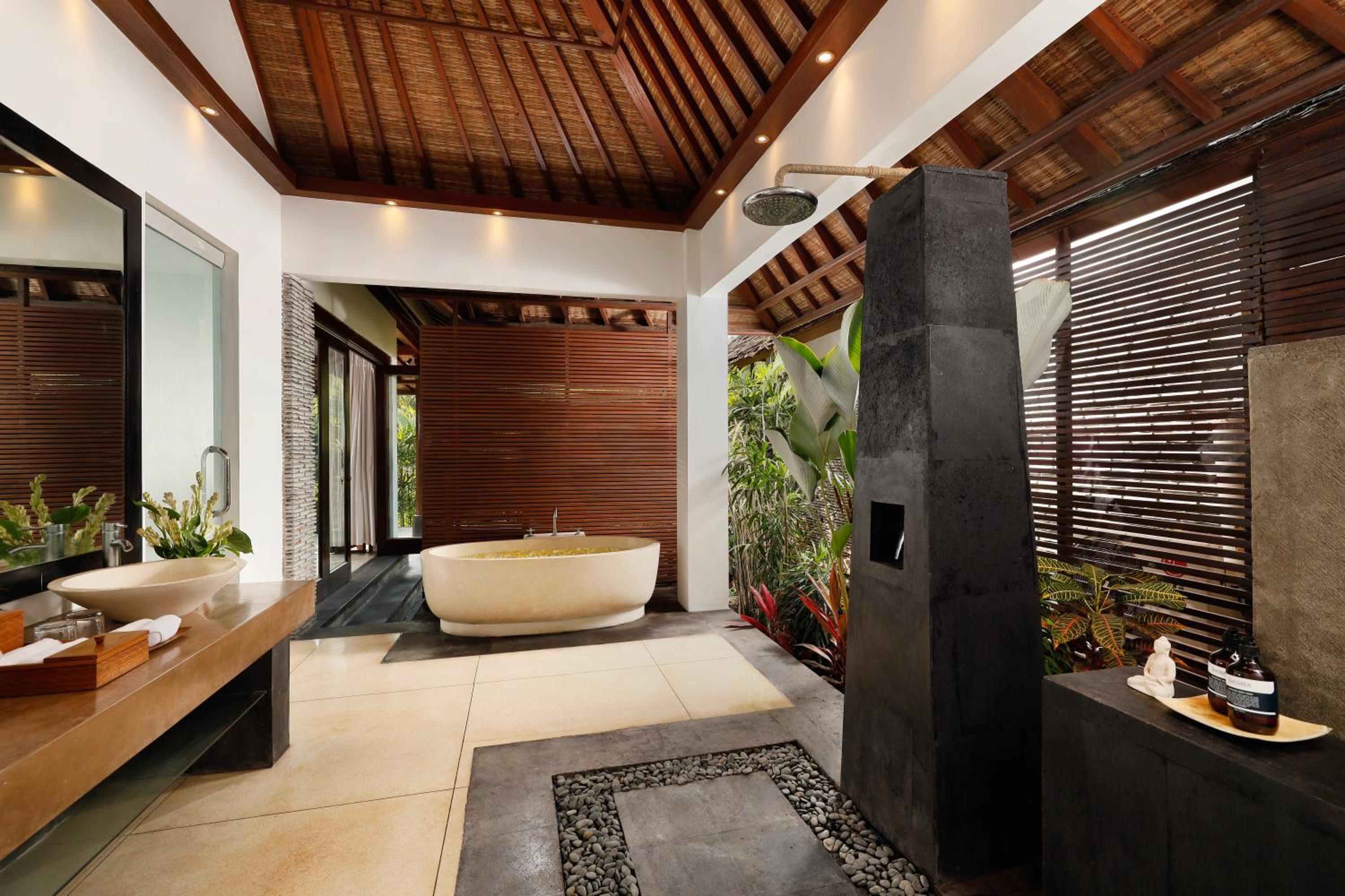 Six-Bedroom Villa with Private Pool - Photo 12