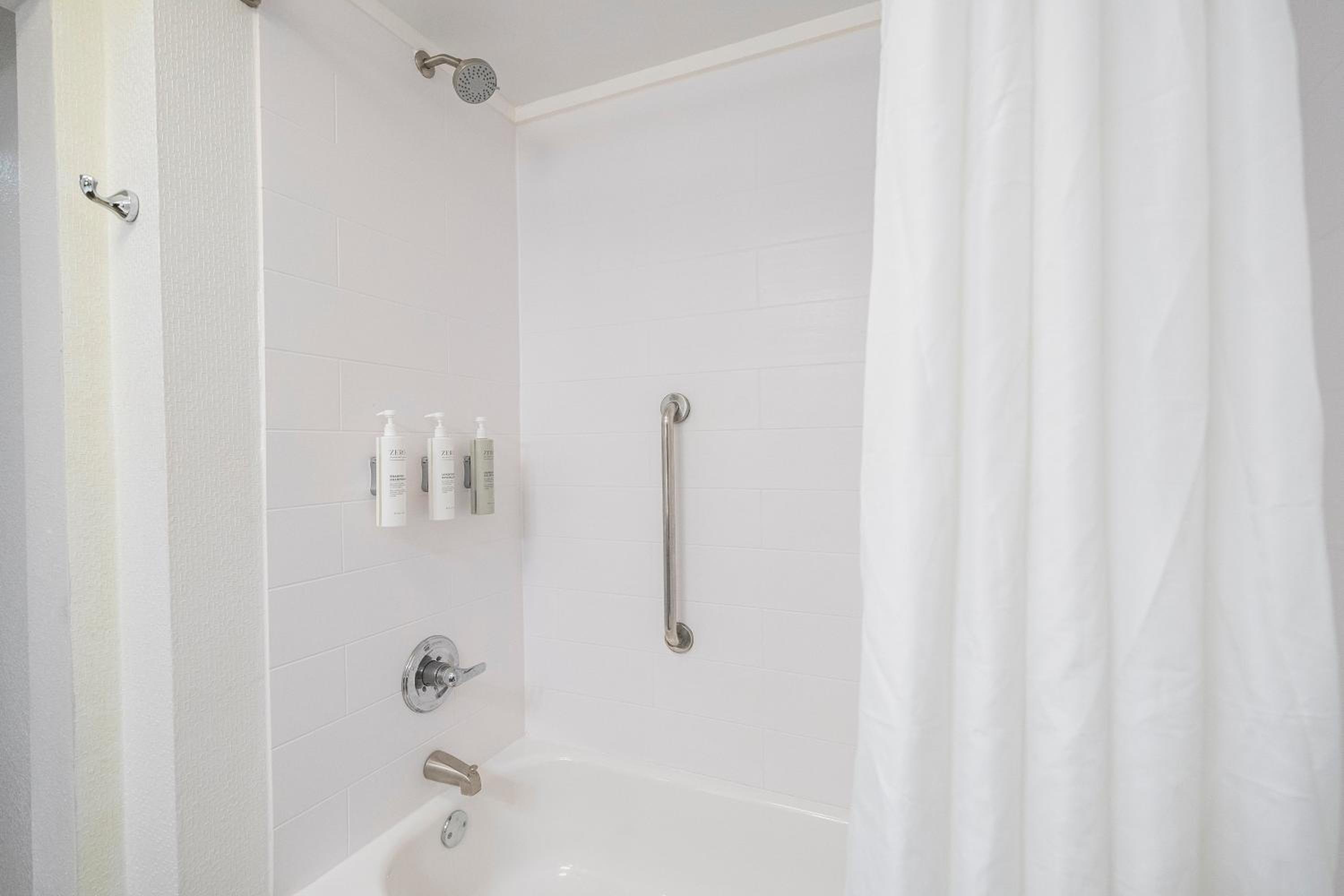 King Room with Bath Tub - Non-Smoking - Photo 4