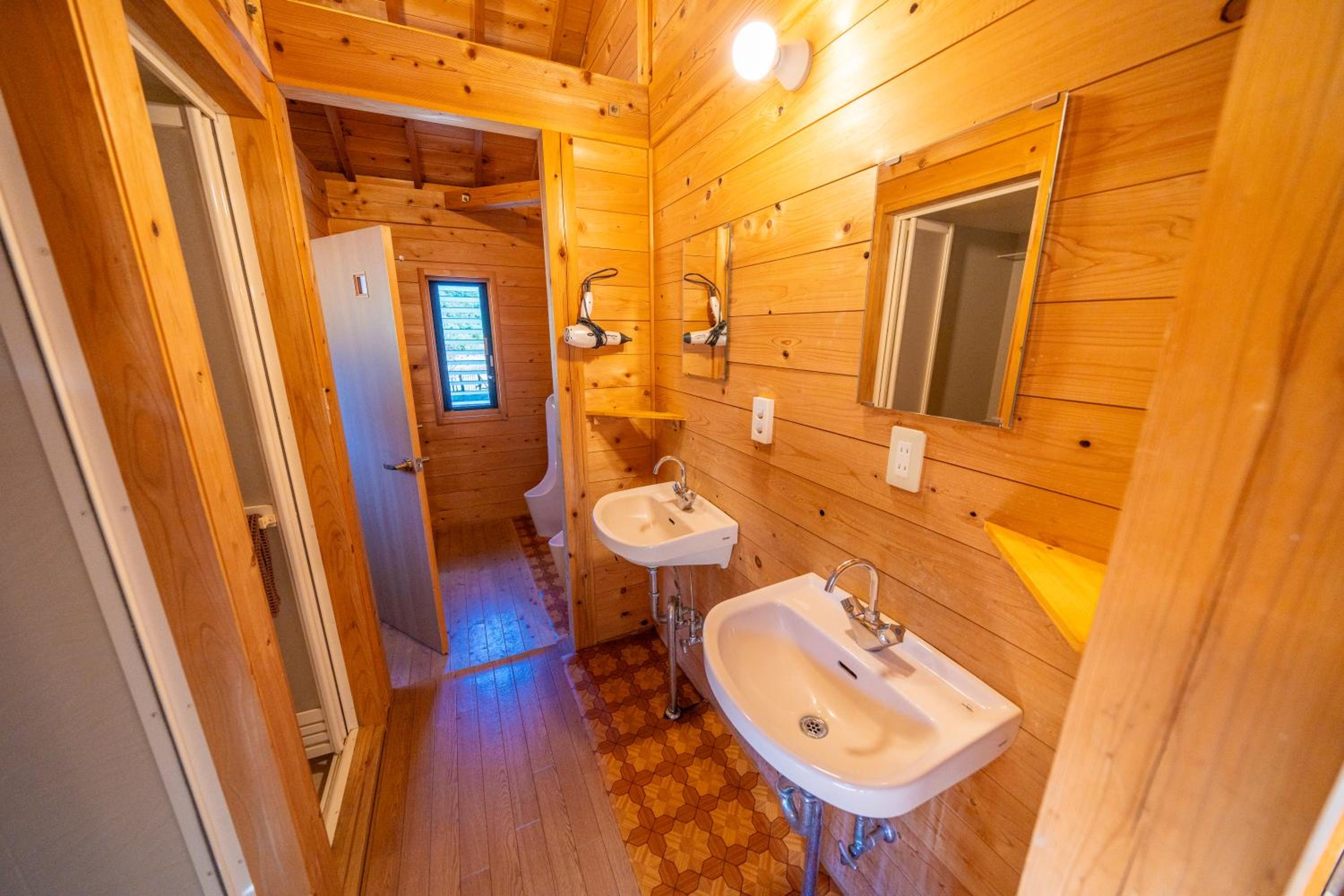 Family Room with Shared Bathroom photo 2