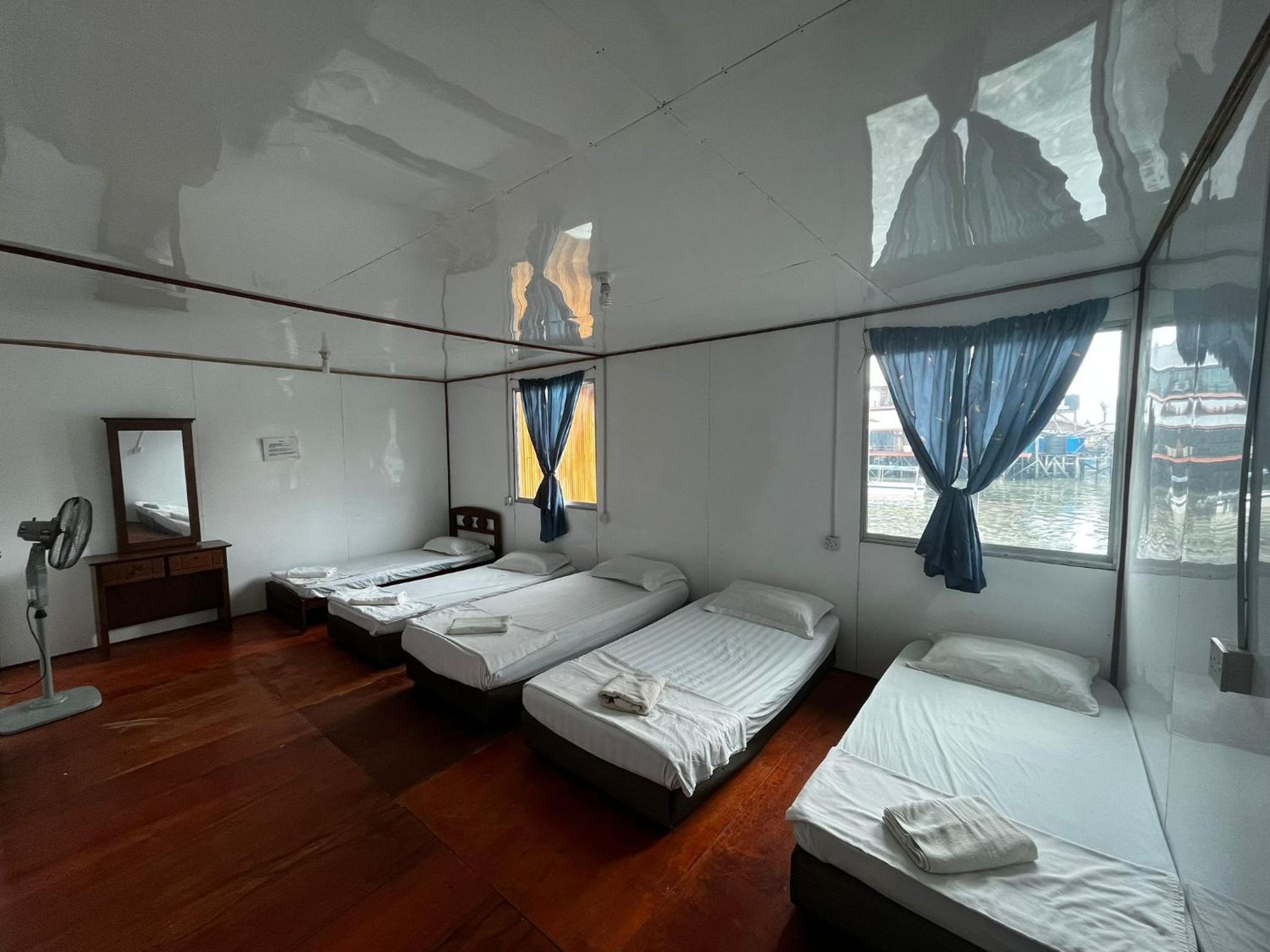 Bunk Bed in Mixed Dormitory Room