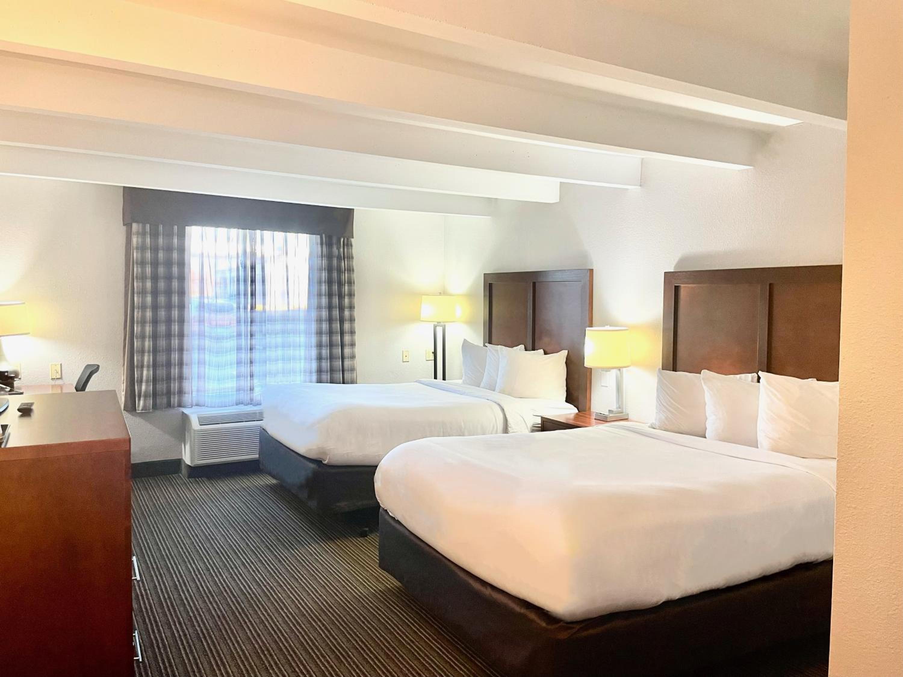 Queen Room with Two Queen Beds - Non-Smoking - Photo 1