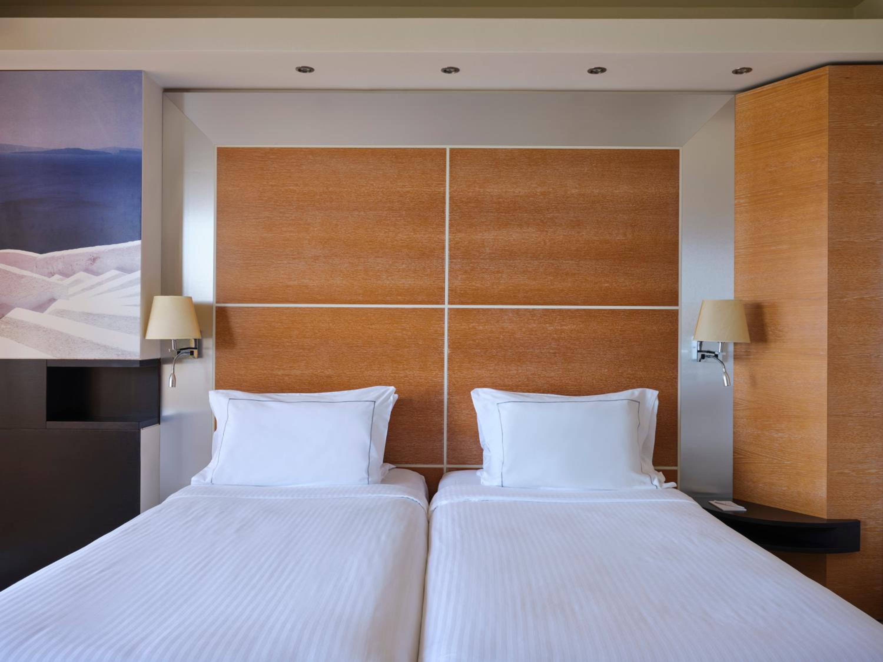 Double or Twin Room with Side Sea View - Photo 2
