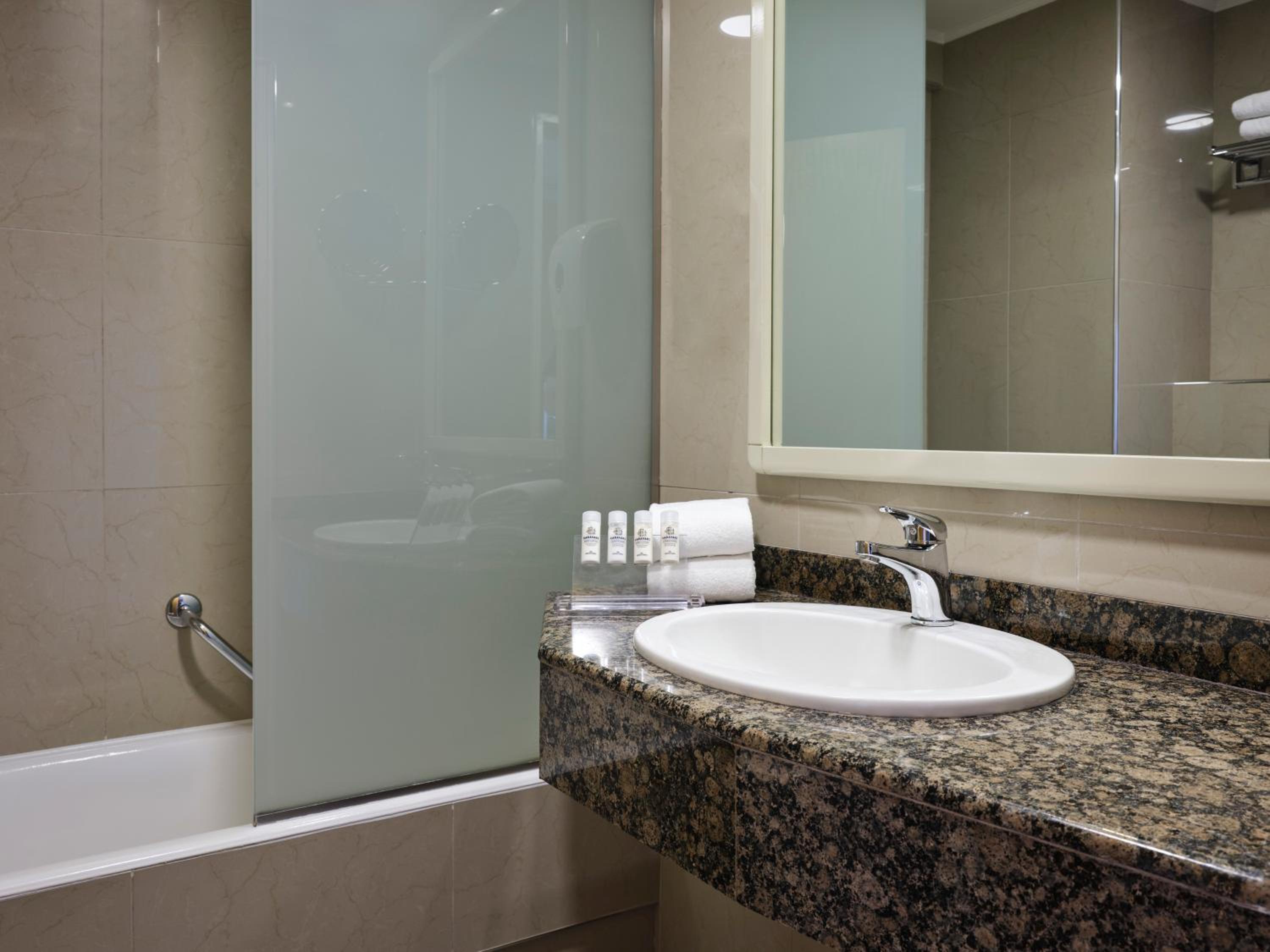 Double or Twin Room with Side Sea View - Photo 4