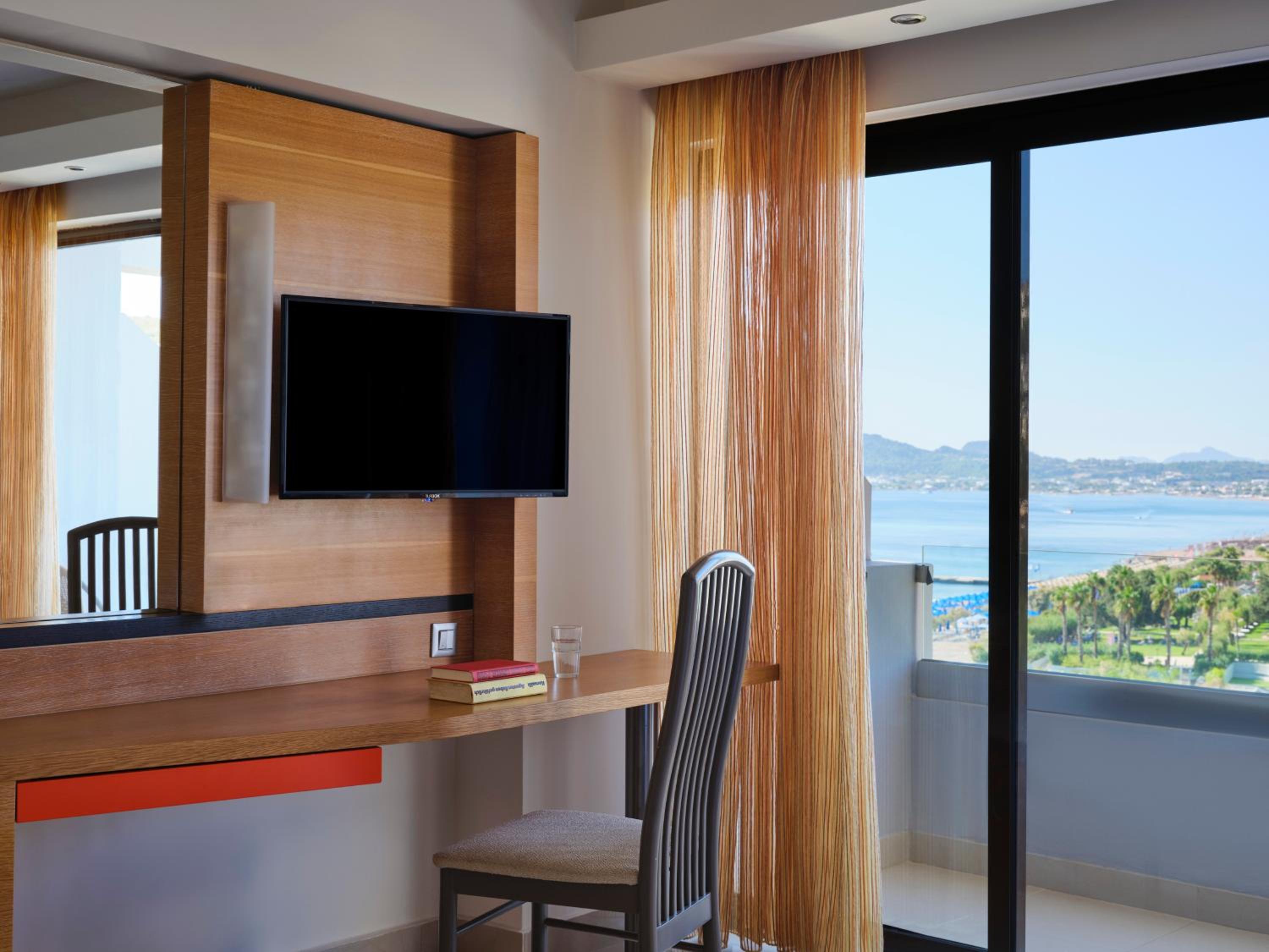 Double or Twin Room with Side Sea View - Photo 3