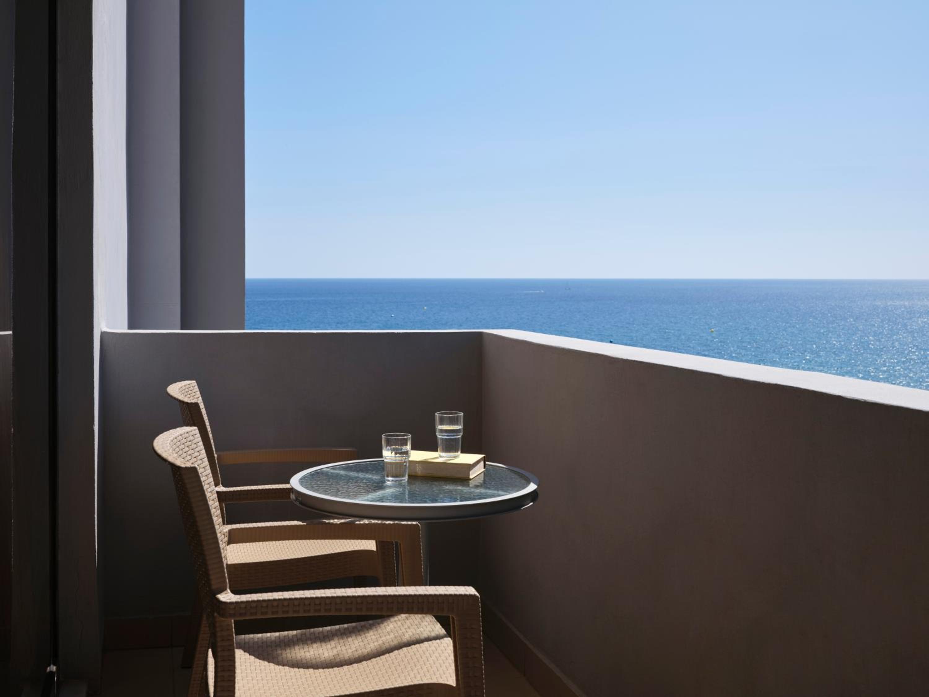 Double or Twin Room with Sea View - Photo 4