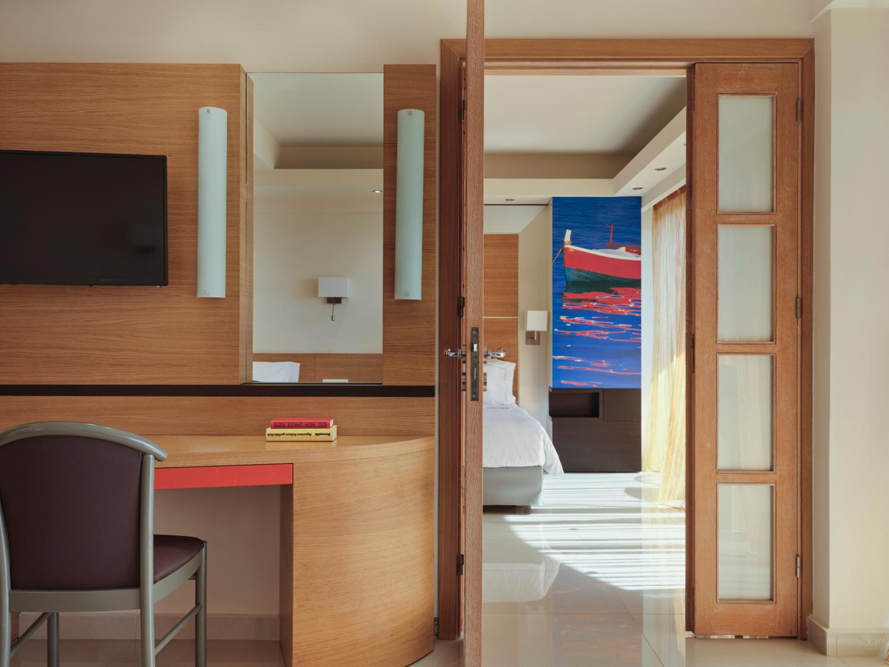 Superior Family Room with Side Sea View - Photo 2