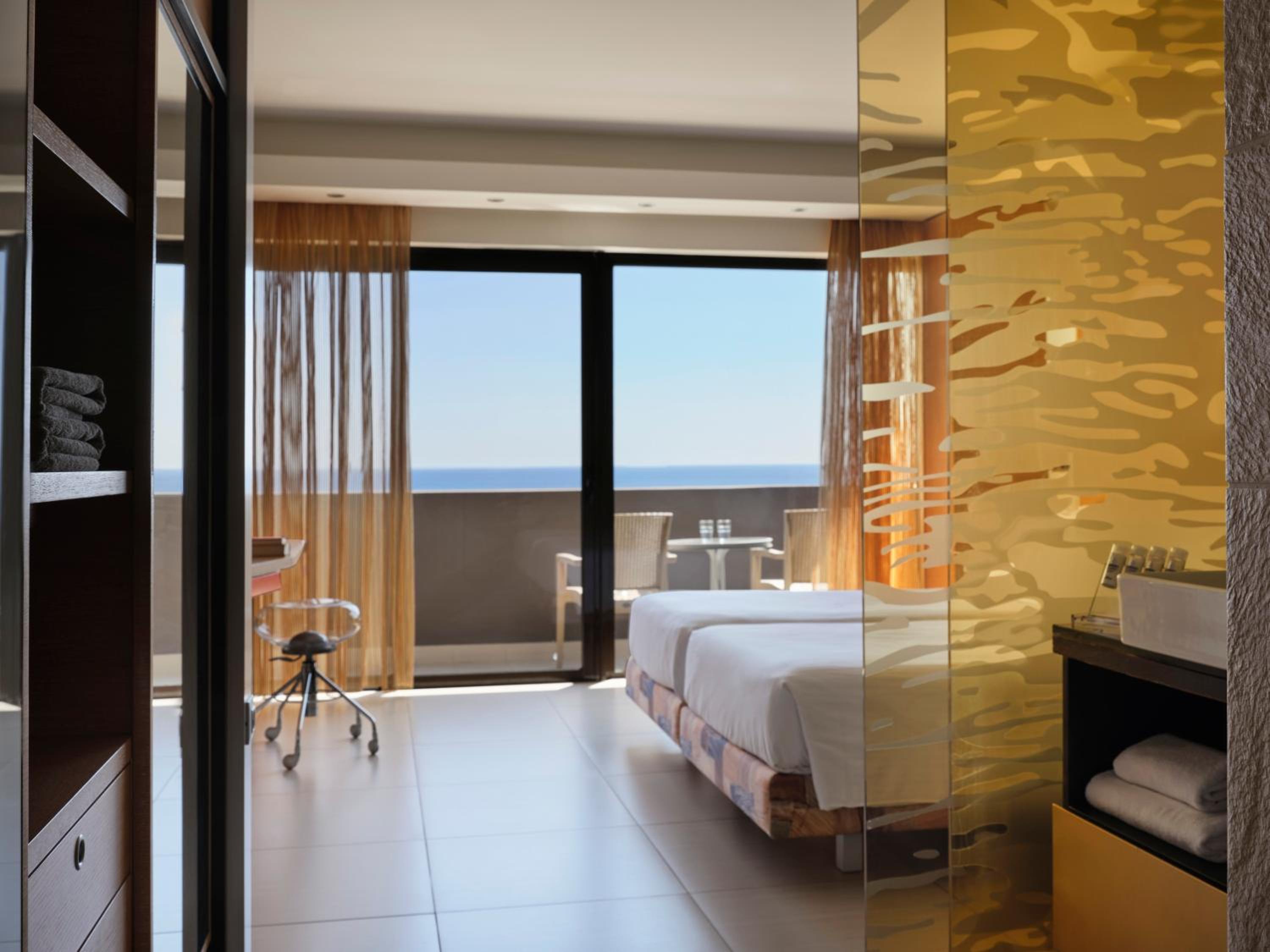 Double or Twin Room with Premium Front Sea View - Photo 6