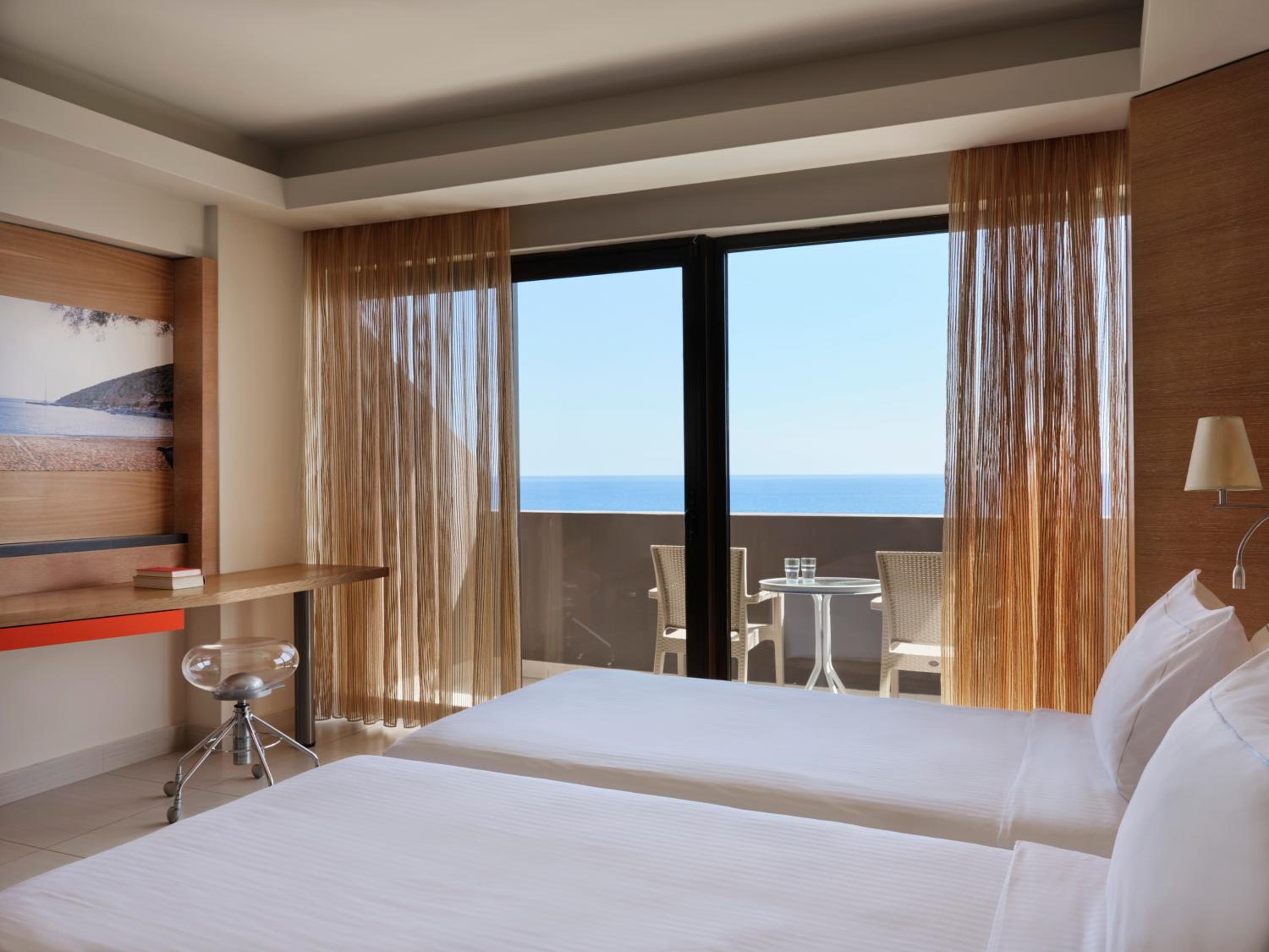 Double or Twin Room with Premium Front Sea View - Photo 1