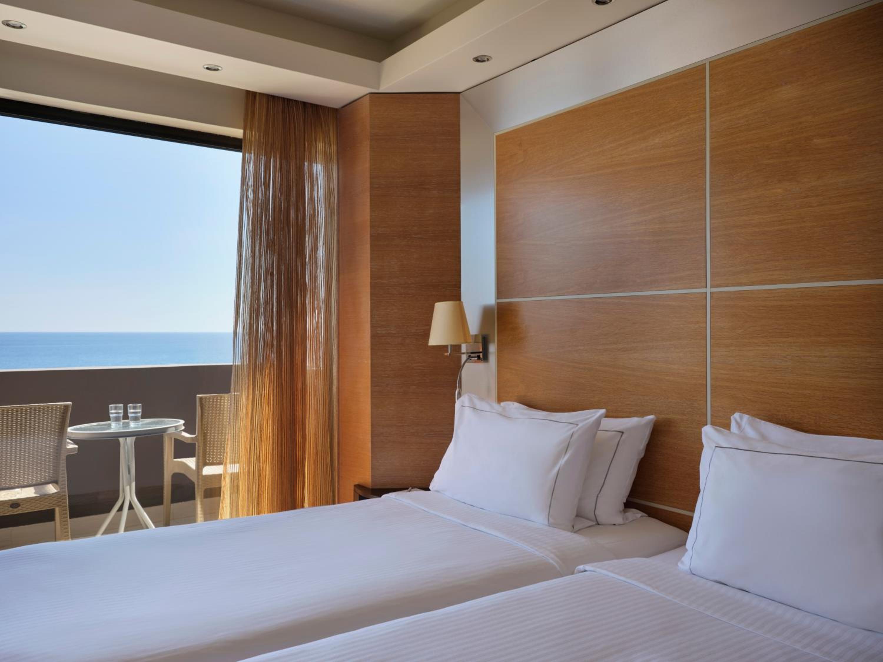 Double or Twin Room with Premium Front Sea View - Photo 5