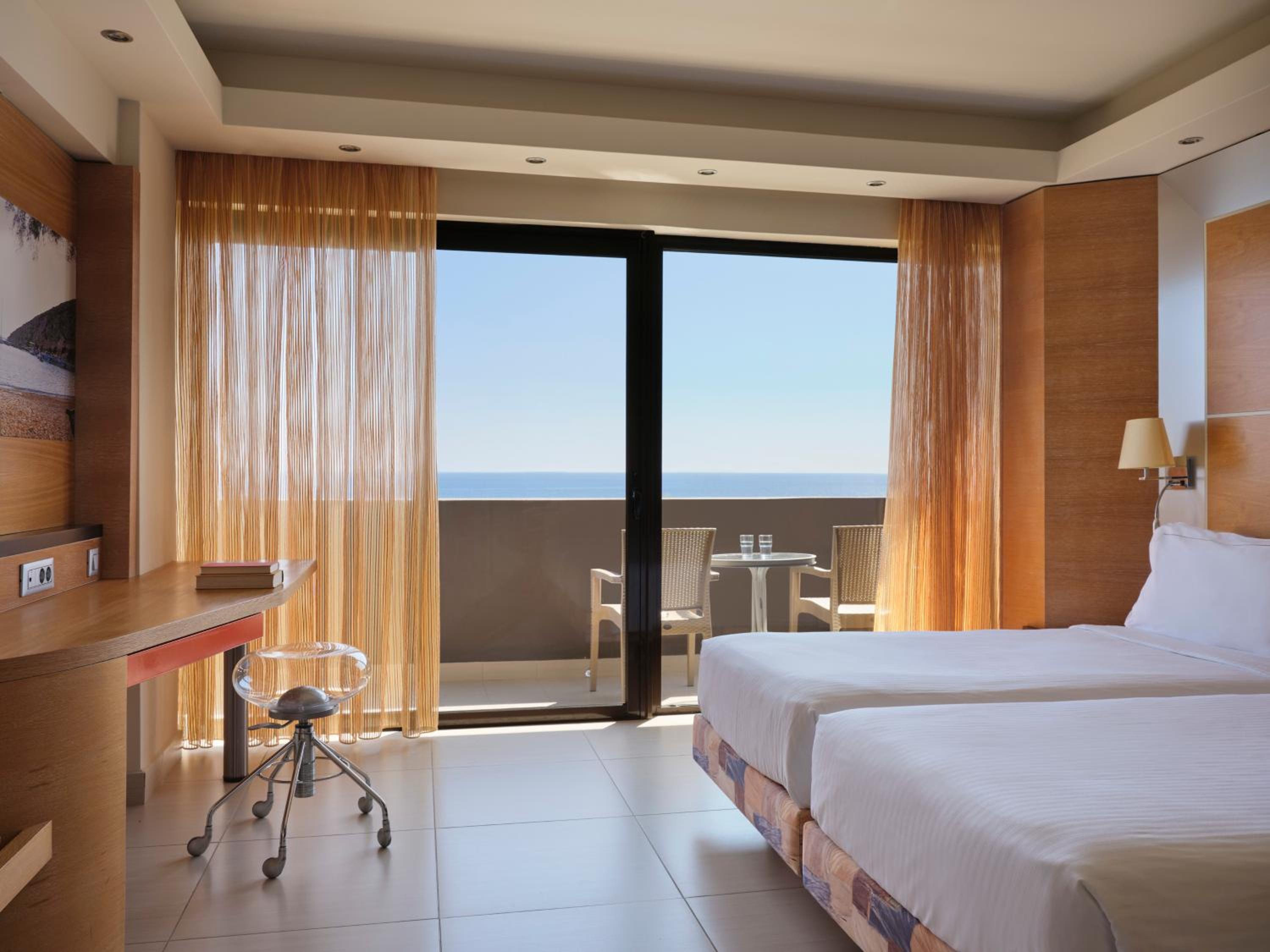 Double or Twin Room with Premium Front Sea View - Photo 2