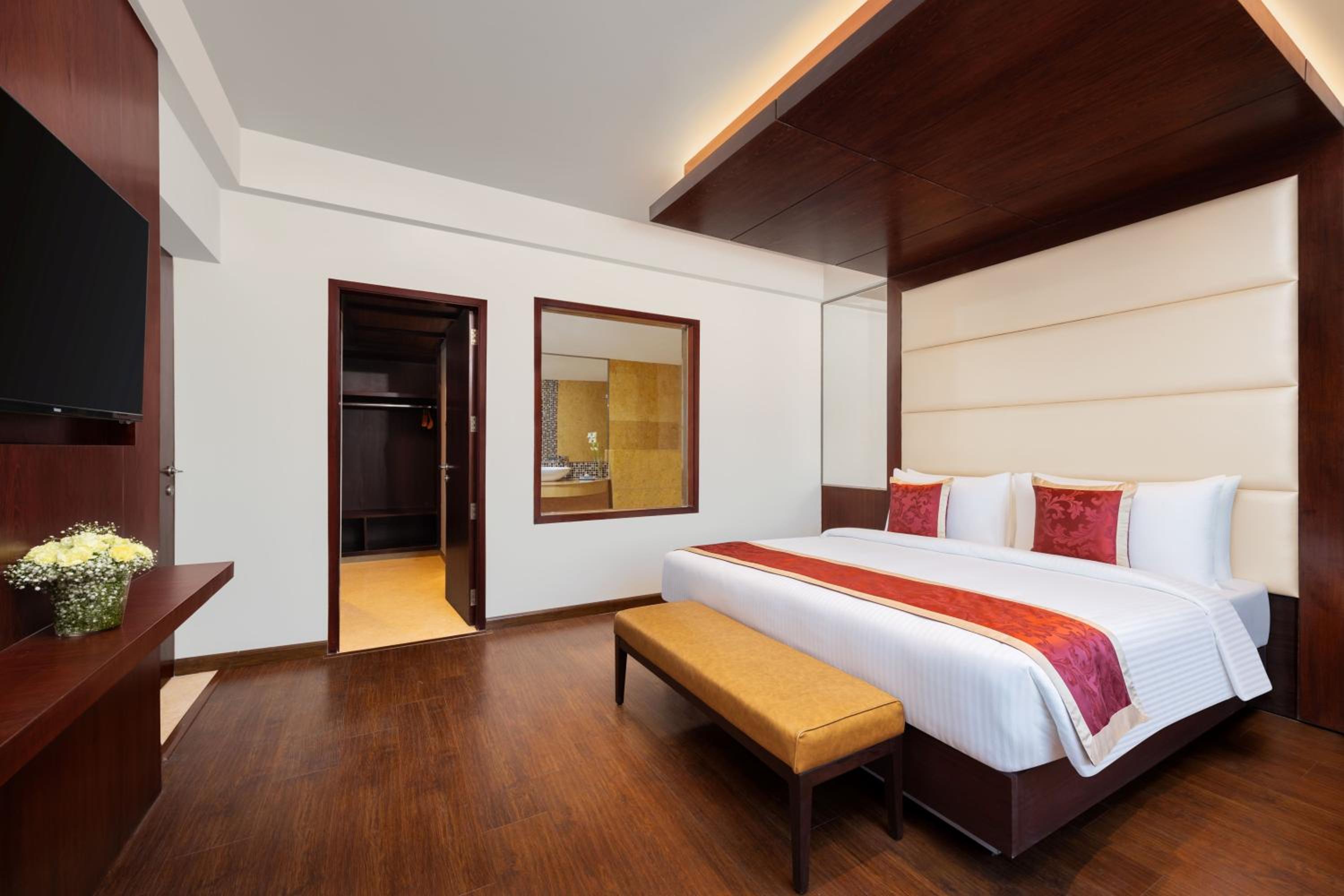 Executive Suite - Photo 5