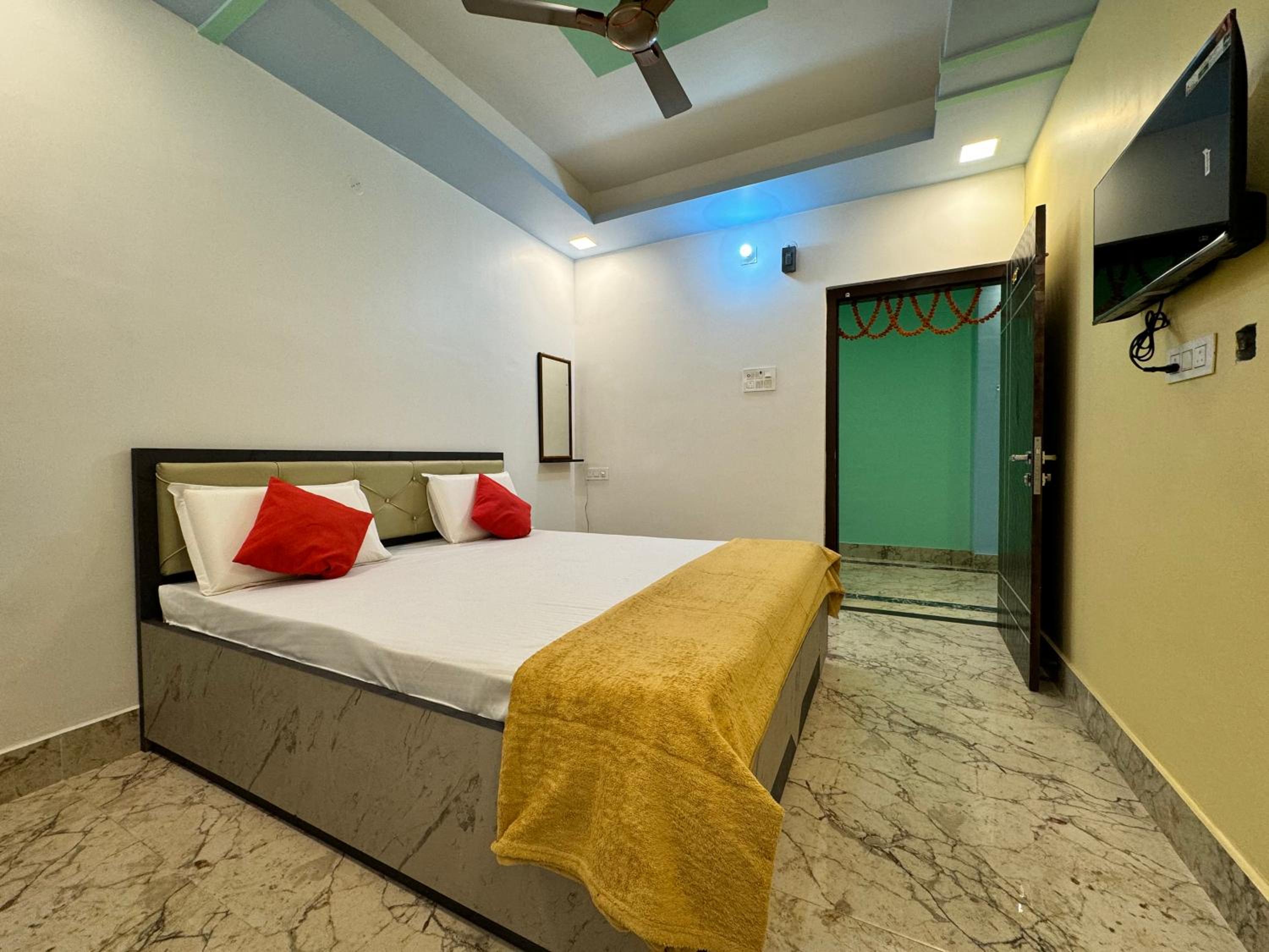 Deluxe Room (2 Adults + 1 Child)