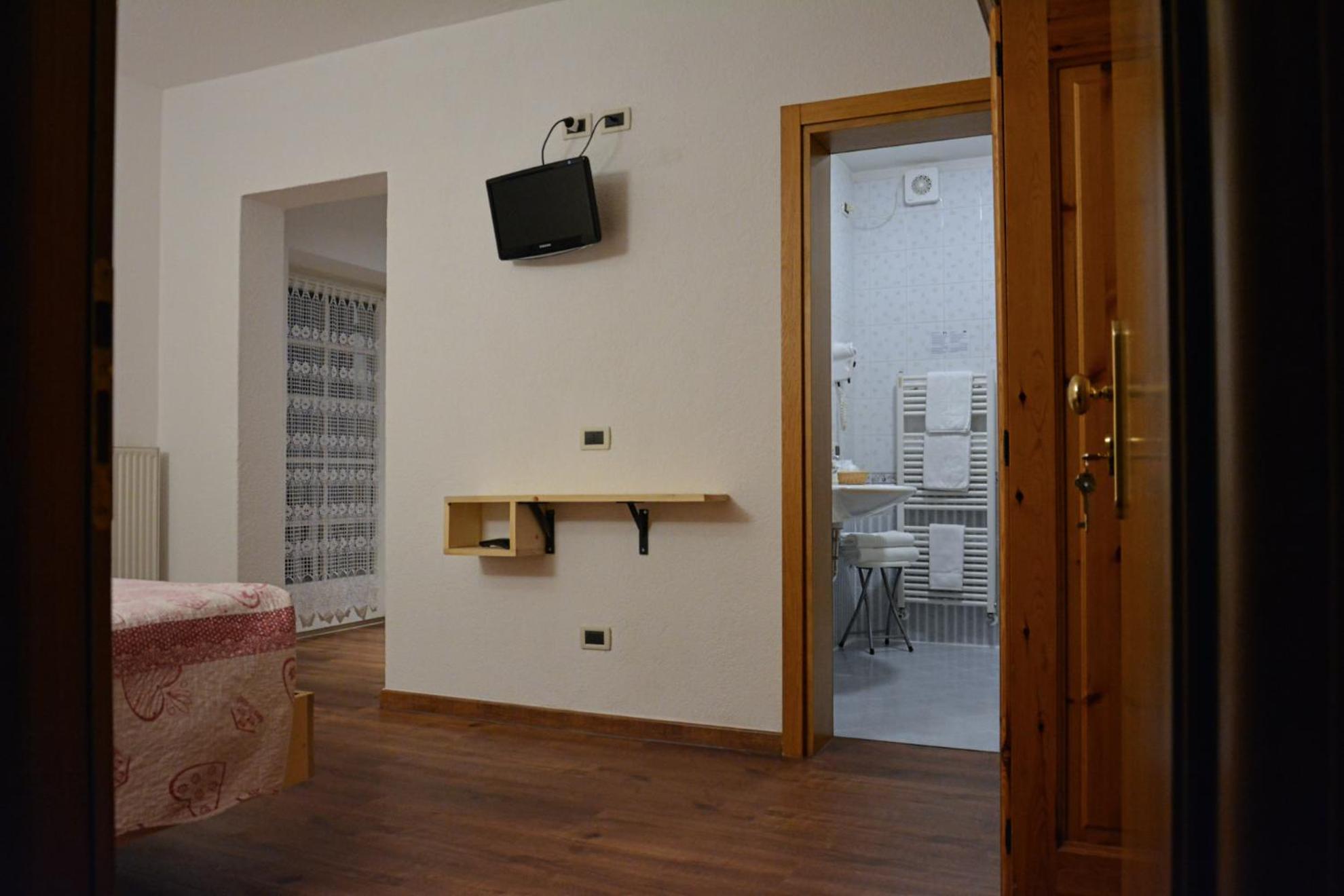 Queen Room with Balcony photo 3