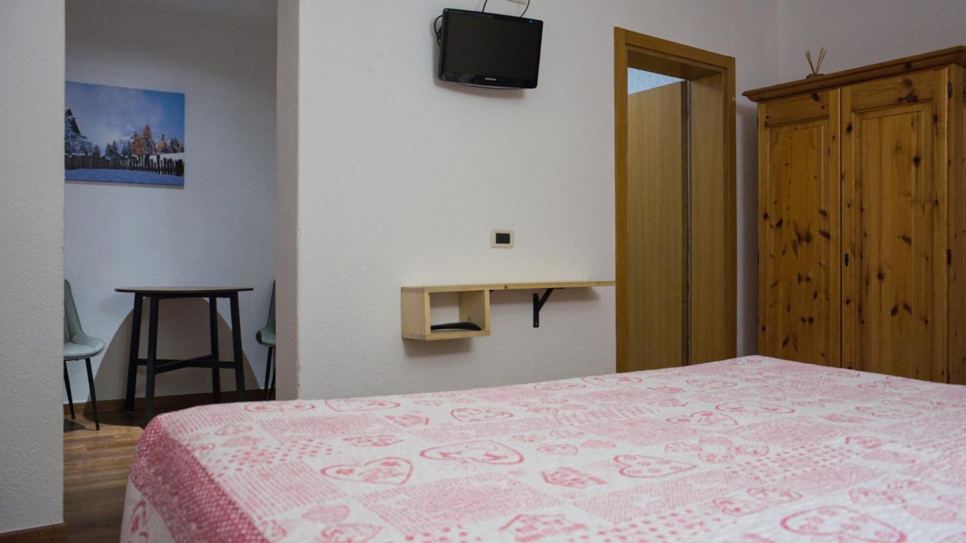 Queen Room with Balcony photo 2