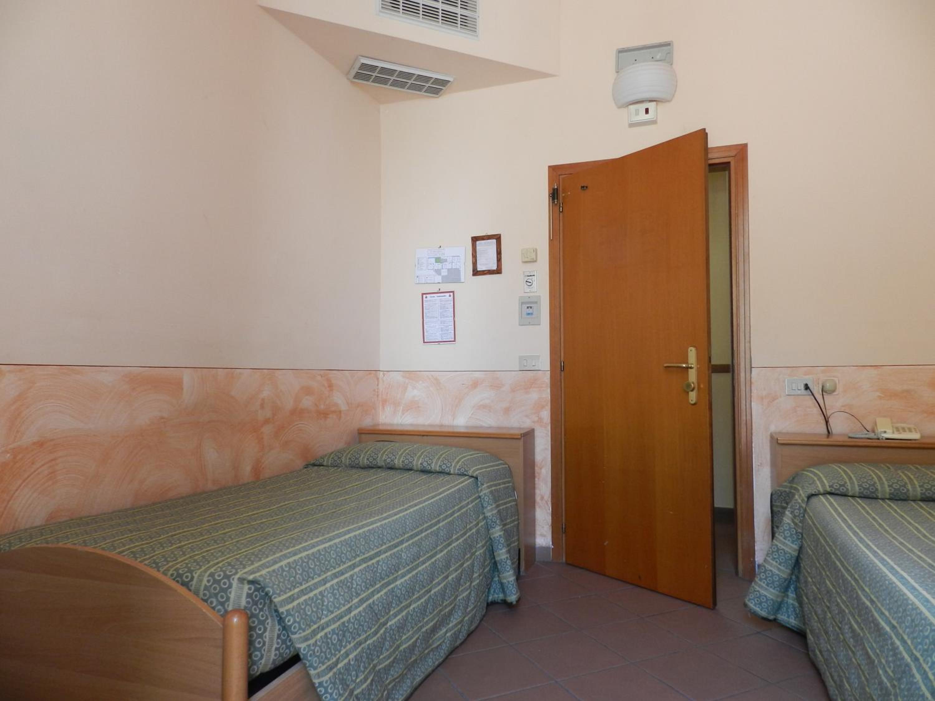 Economy Twin Room with Shared Bathroom photo 1