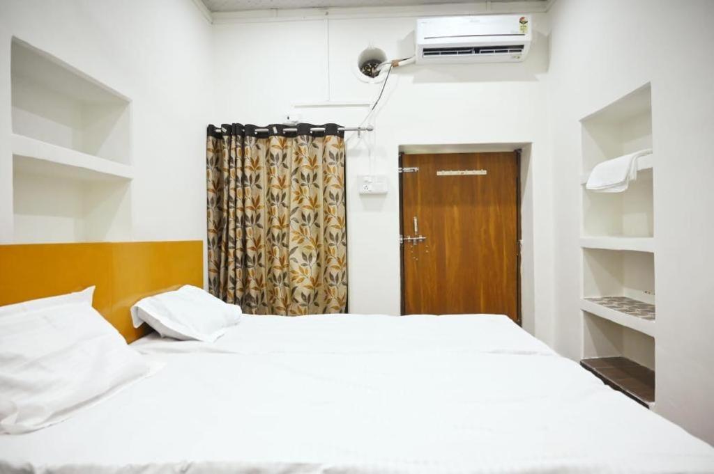 Budget Double Room - Photo 2
