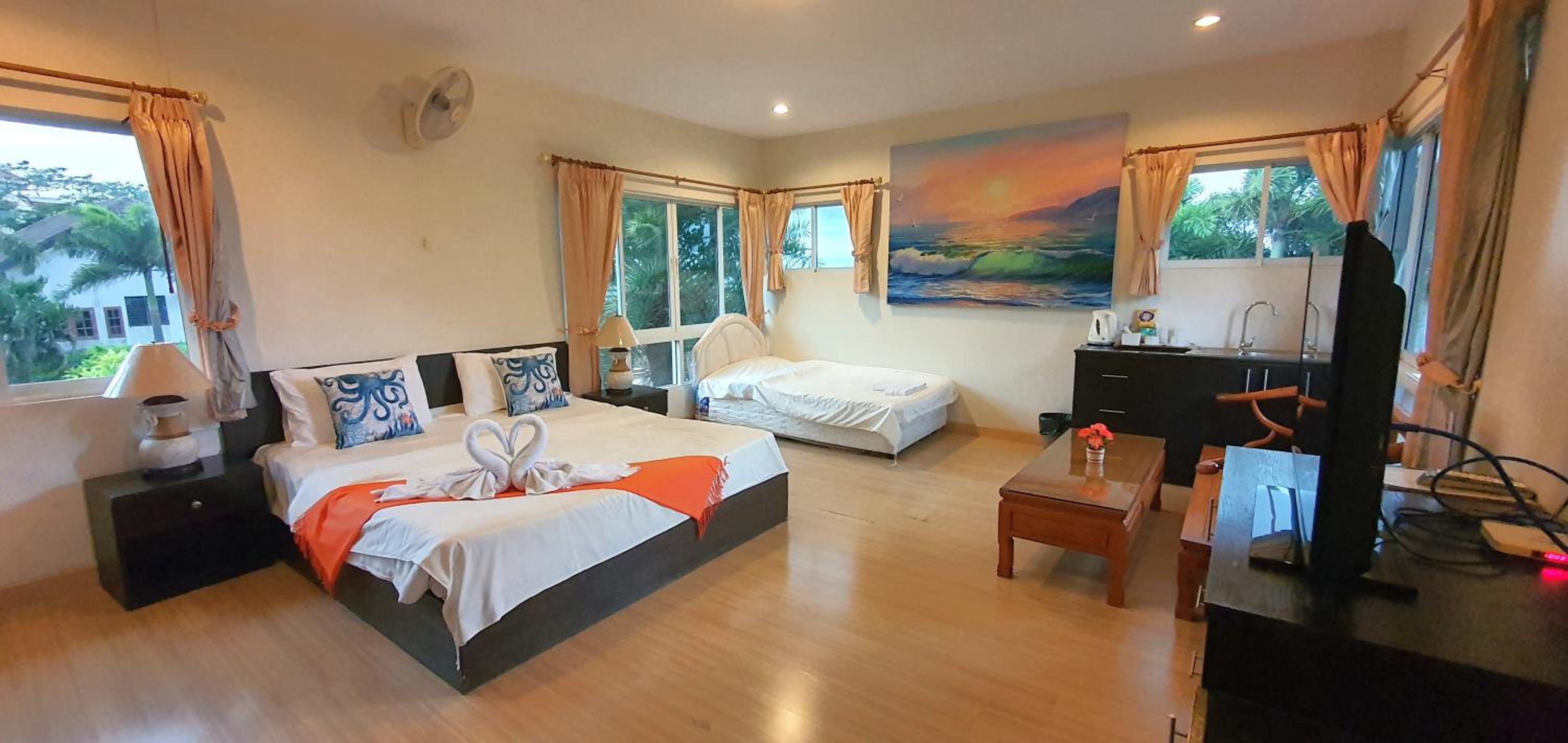 Family Room with Garden View - Photo 1