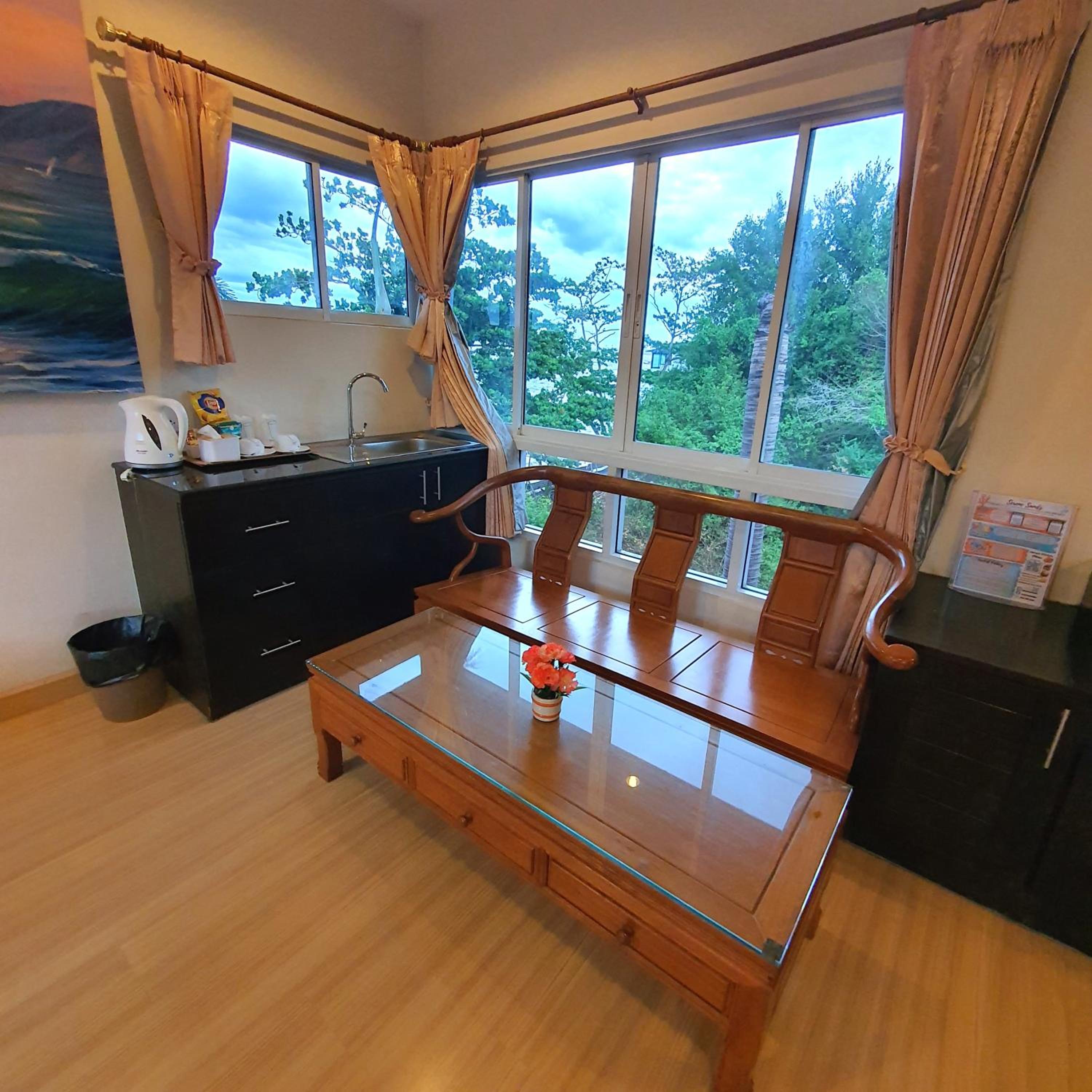 Family Room with Garden View - Photo 8