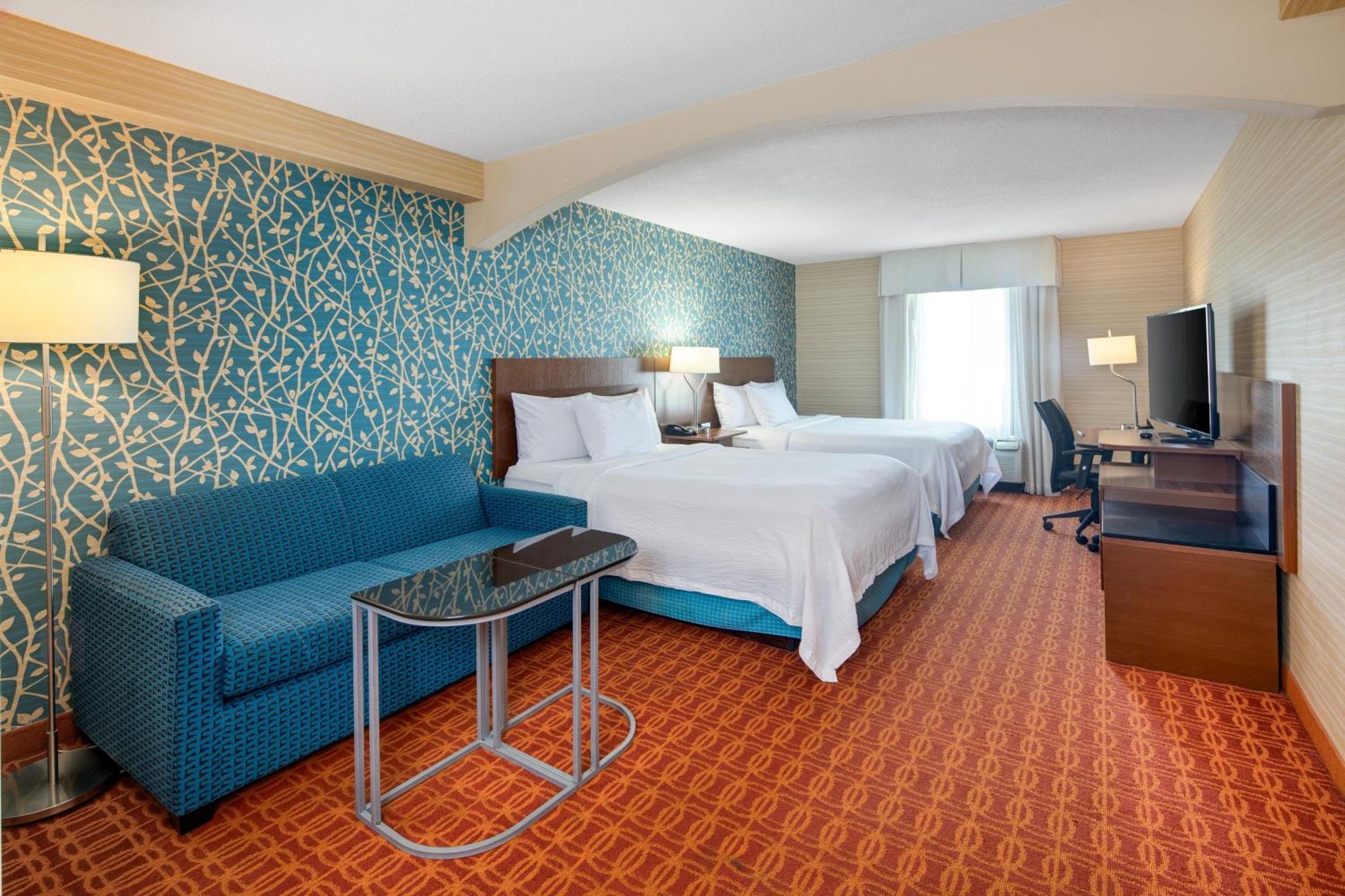 Queen Room with Two Queen Beds, Bathtub and Roll-In Shower - Mobility Access/Hearing Accessible