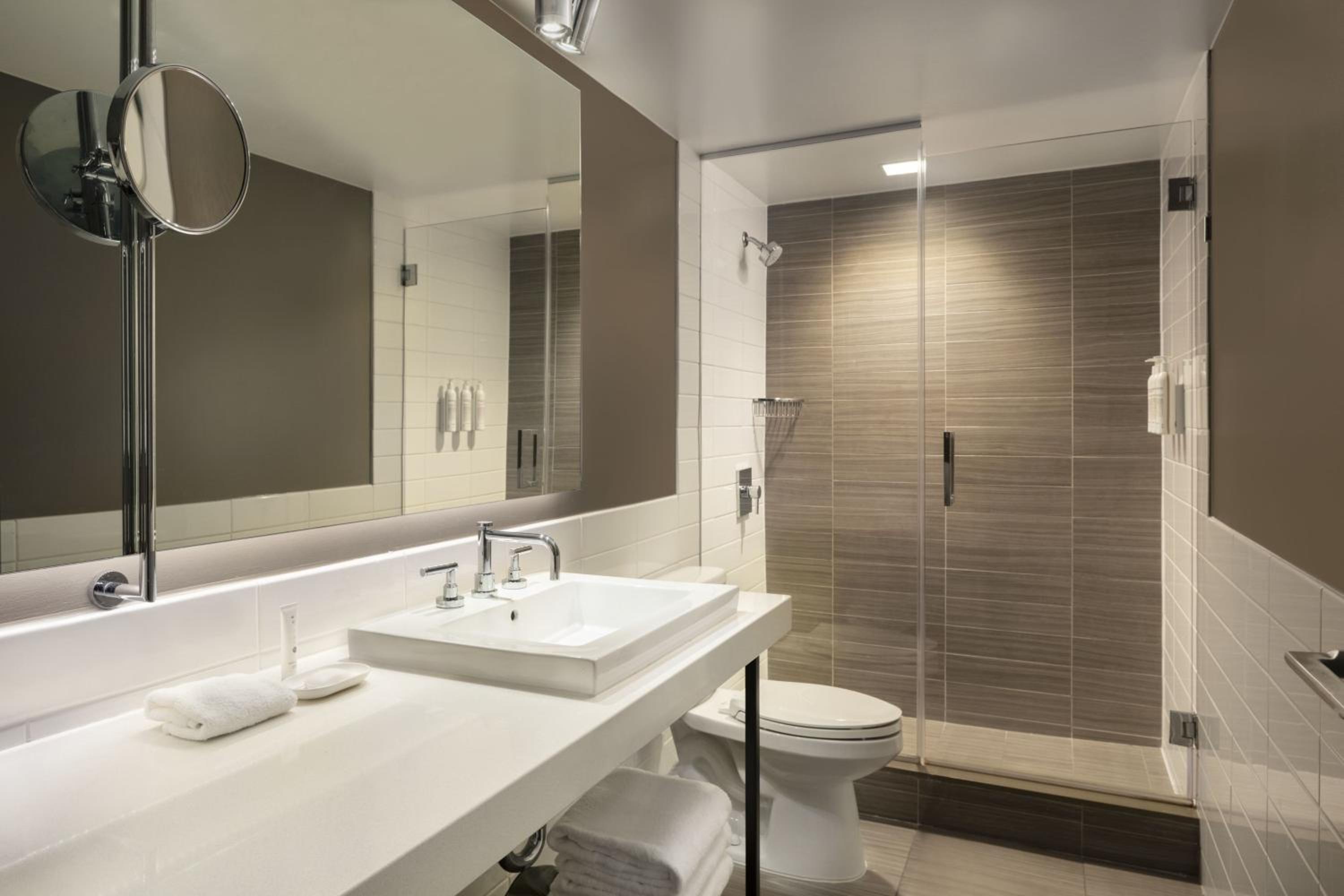 Larger Guest room, 1 King, City view - Photo 4
